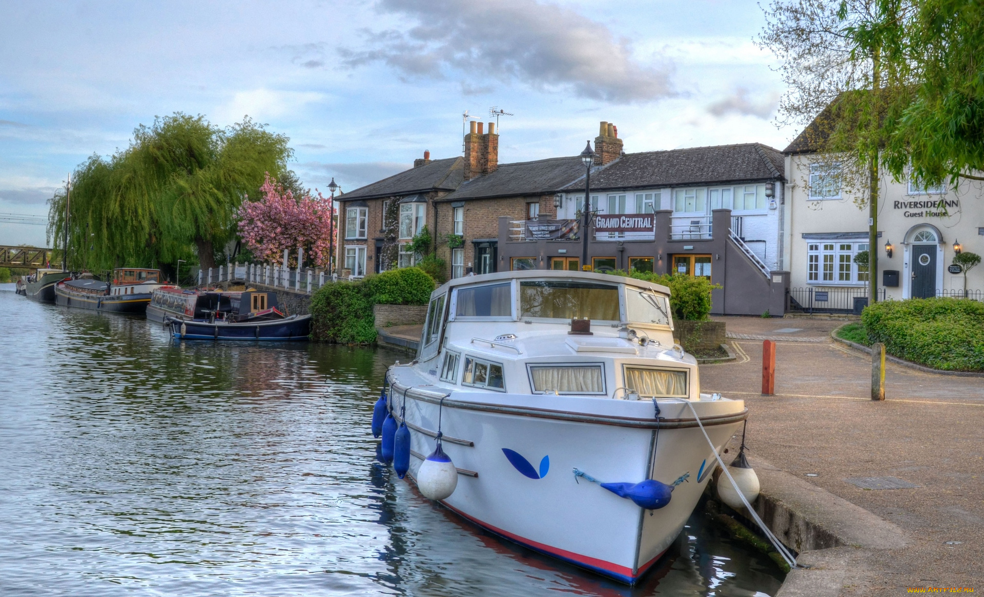 корабли, катера, кустарники, здания, деревья, причал, водоем
