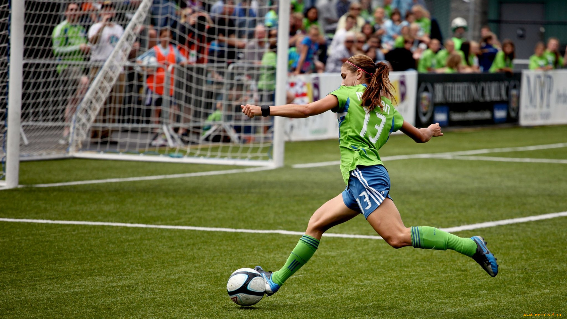 футбол, спорт, девушка, футболистка, стадион, ворота, мяч