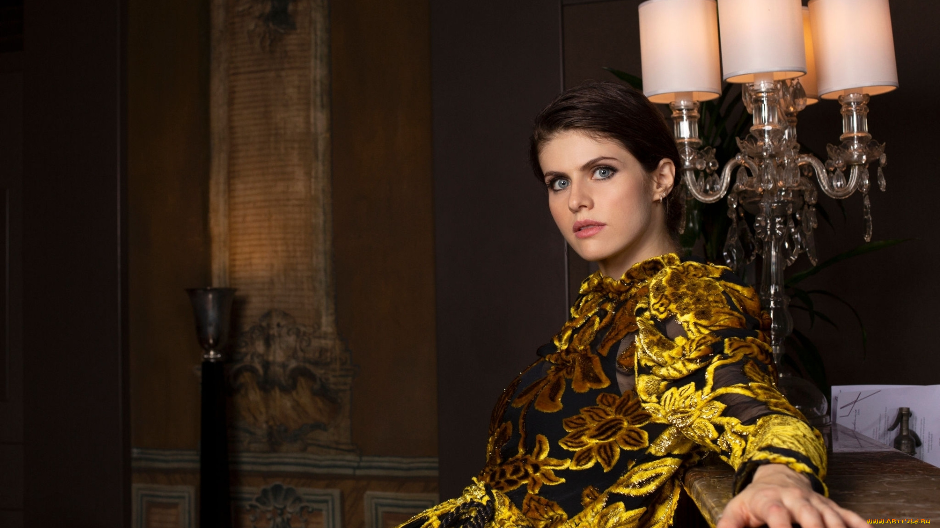 девушки, alexandra, daddario, актриса, шатенка, платье, светильник