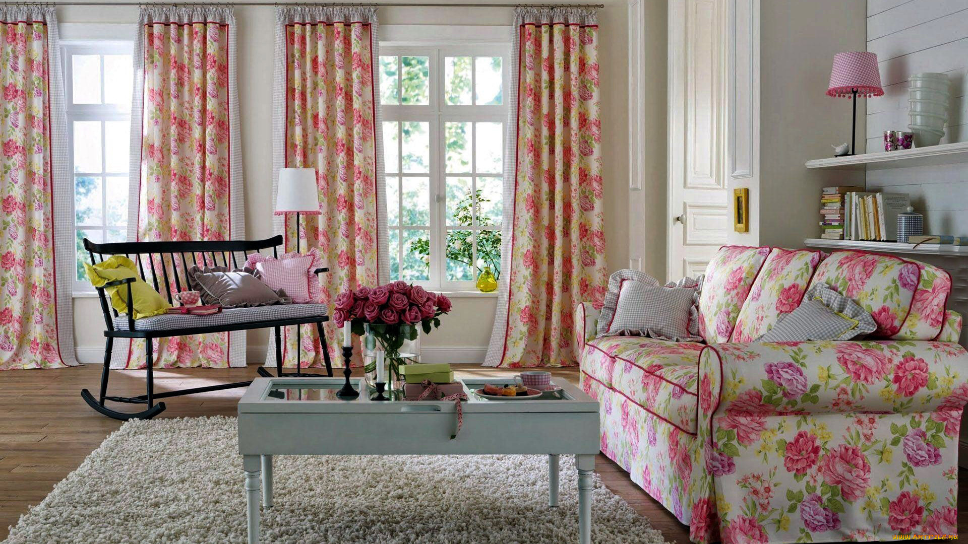 интерьер, гостиная, диван, столик, букет, кресло-качалка