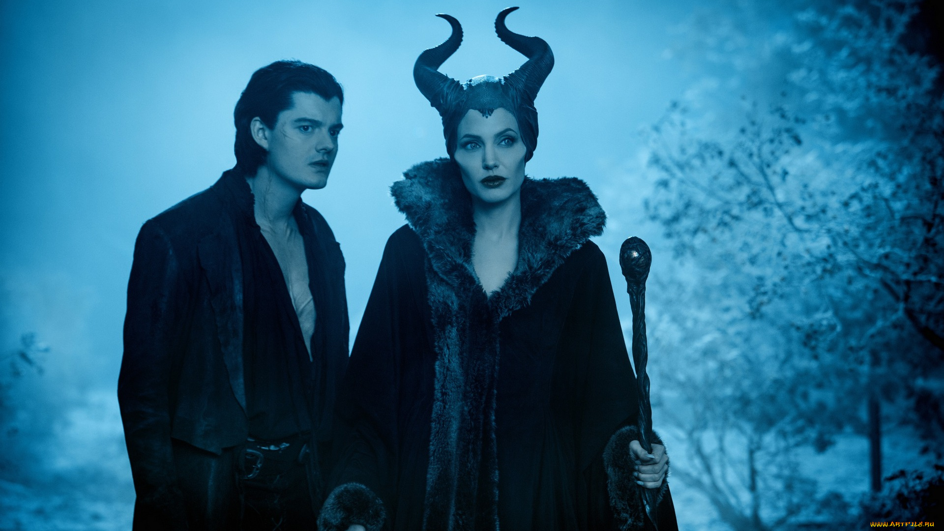 кино, фильмы, maleficent, ночь, лес, фильм, посох, рога, ведьма, парень
