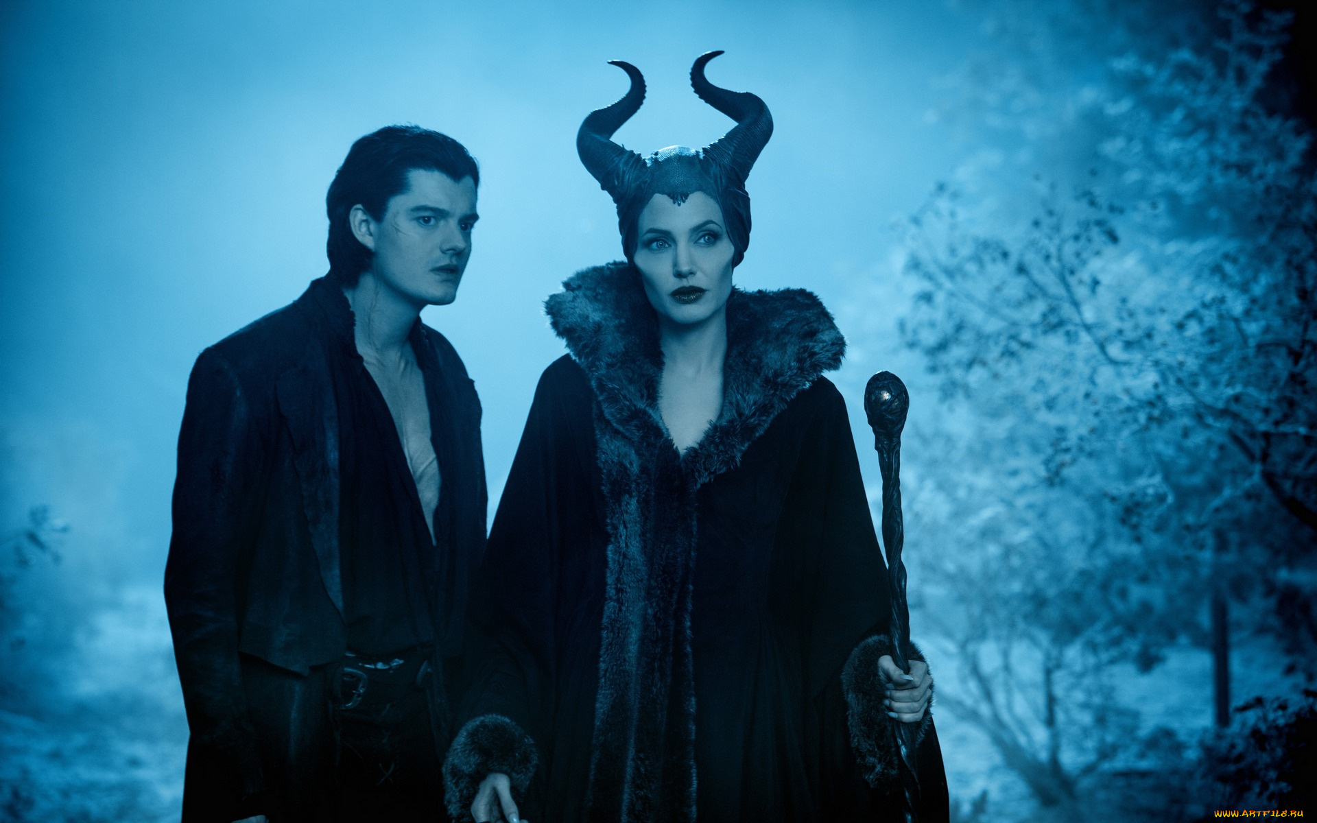 кино, фильмы, maleficent, ночь, лес, фильм, посох, рога, ведьма, парень