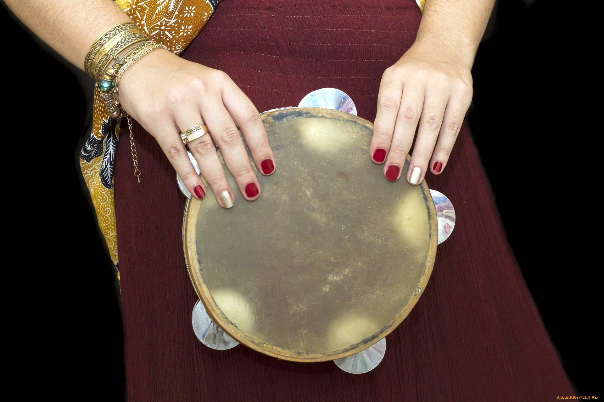 разное, руки, маникюр, браслеты, бубен, танцовщица