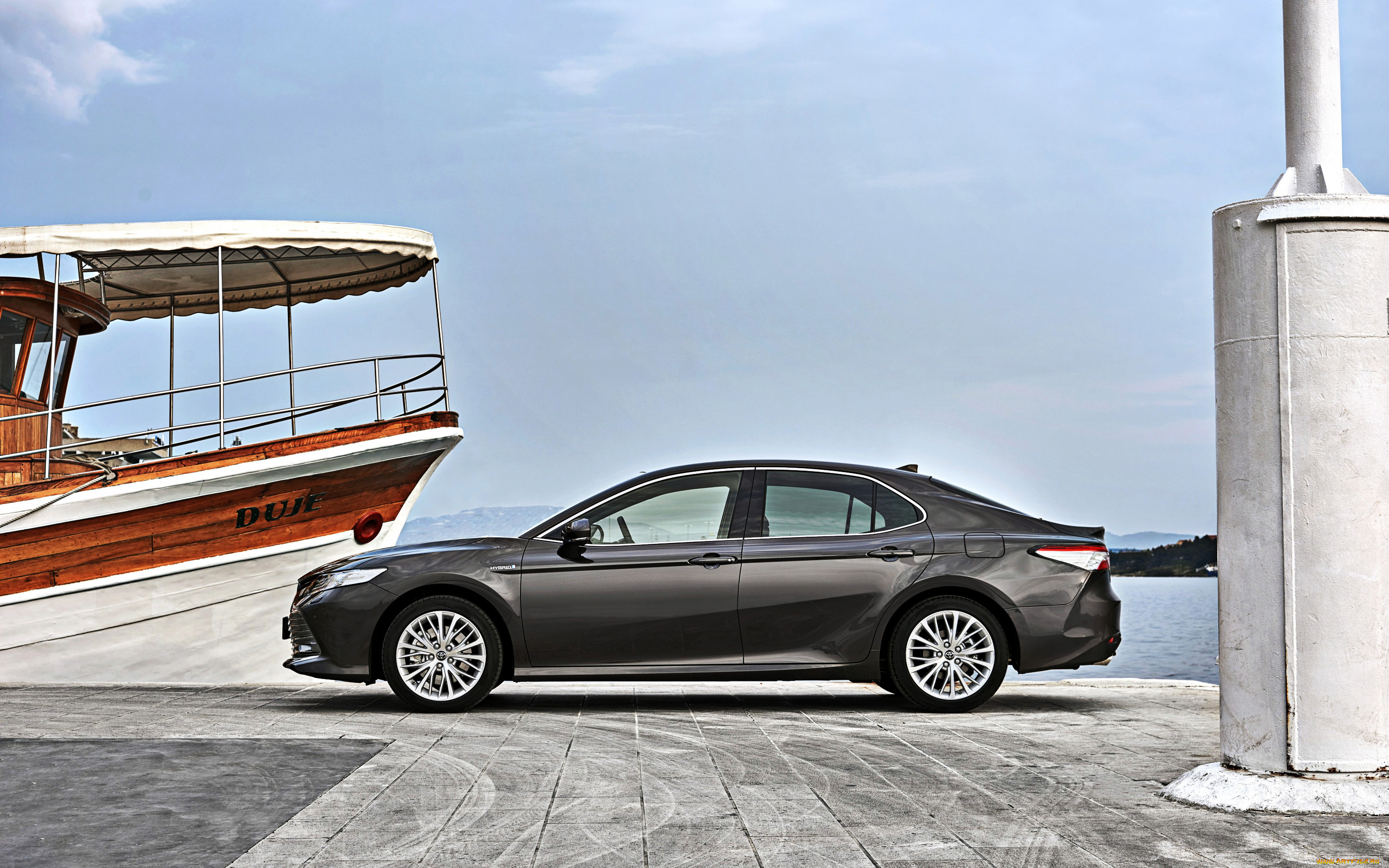 2019, toyota, camry, hybrid, автомобили, toyota, побережье, причал, серый, экстерьер, hybrid, вид, сбоку, седан, японские, camry
