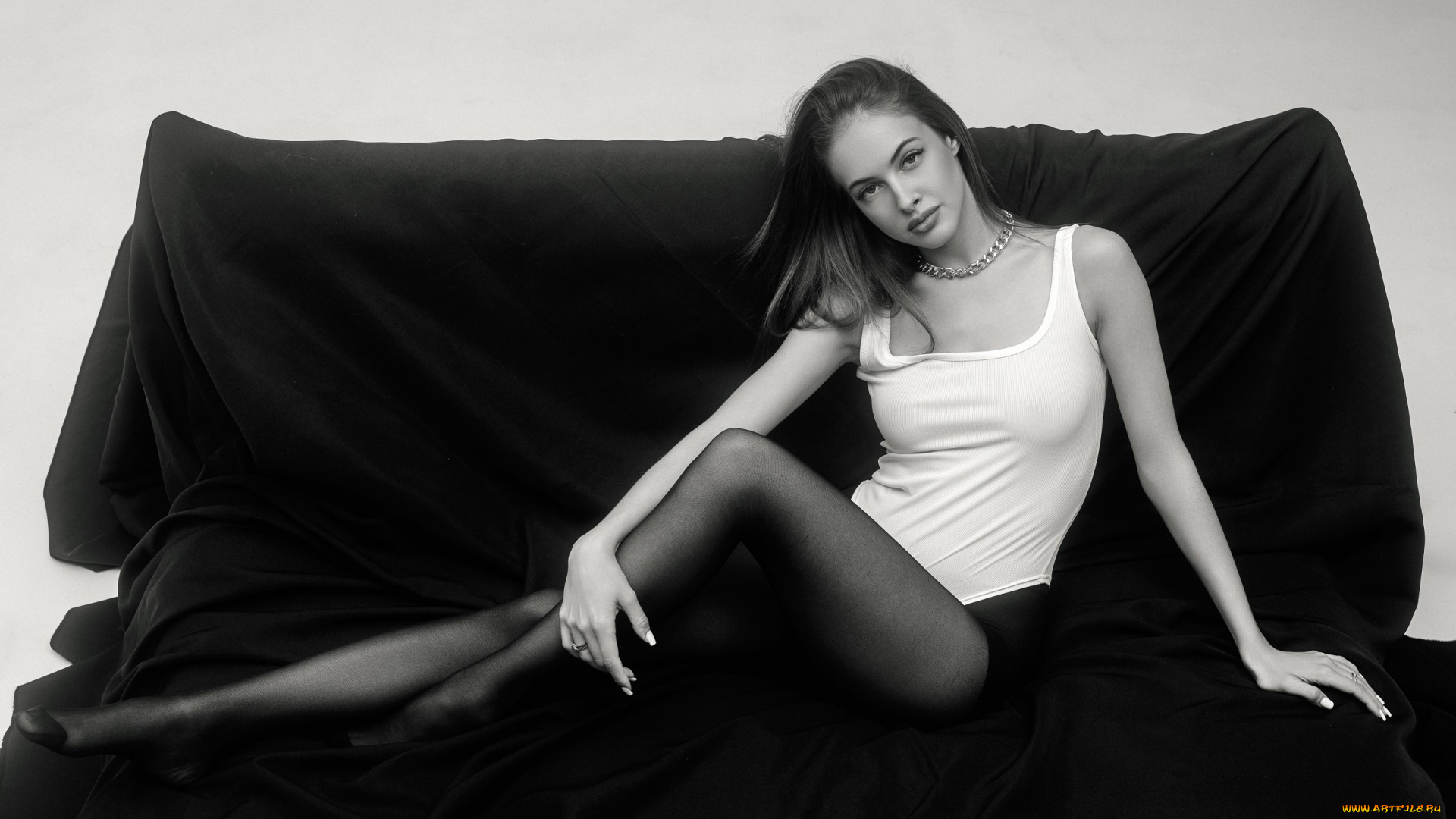 сексуальная, девушка, девушки, -, черно-белые, девушка, женщина, шатенка, темноволосая, сексуальная, модель, звезда, позирует, разная, обувь, верхняя, стильная, одежда, нижнее, эротическое, бельё, трусы, лифчик, колготки, чулки, аксессуары, макияж, и, множество, элементов, на, фотографии