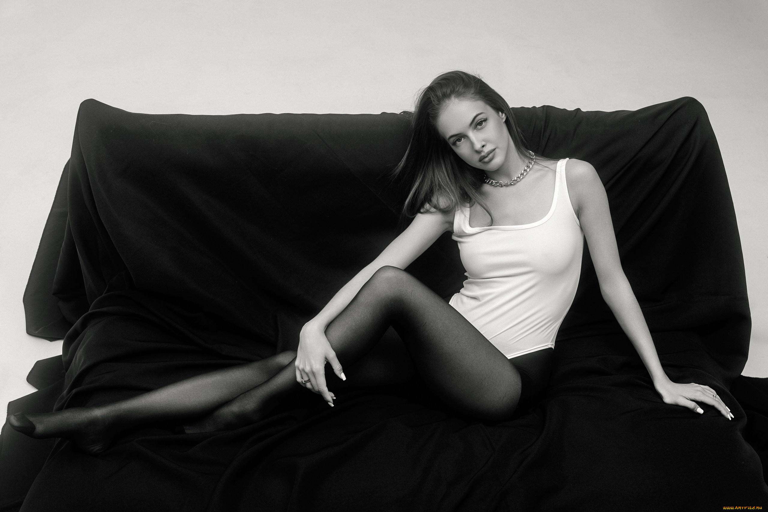 сексуальная, девушка, девушки, -, черно-белые, девушка, женщина, шатенка, темноволосая, сексуальная, модель, звезда, позирует, разная, обувь, верхняя, стильная, одежда, нижнее, эротическое, бельё, трусы, лифчик, колготки, чулки, аксессуары, макияж, и, множество, элементов, на, фотографии