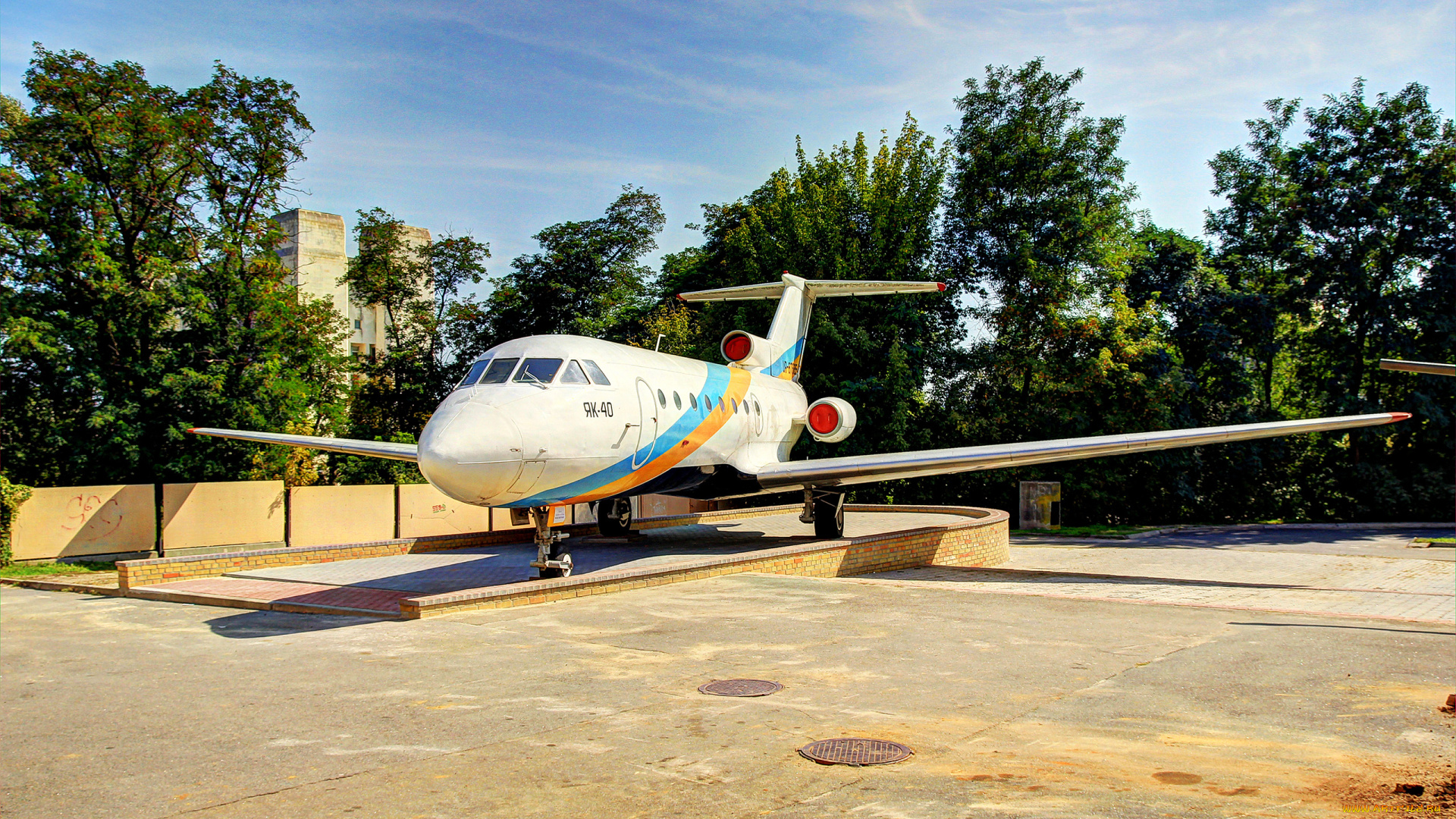 авиация, памятник, самолёту, деревья, люк