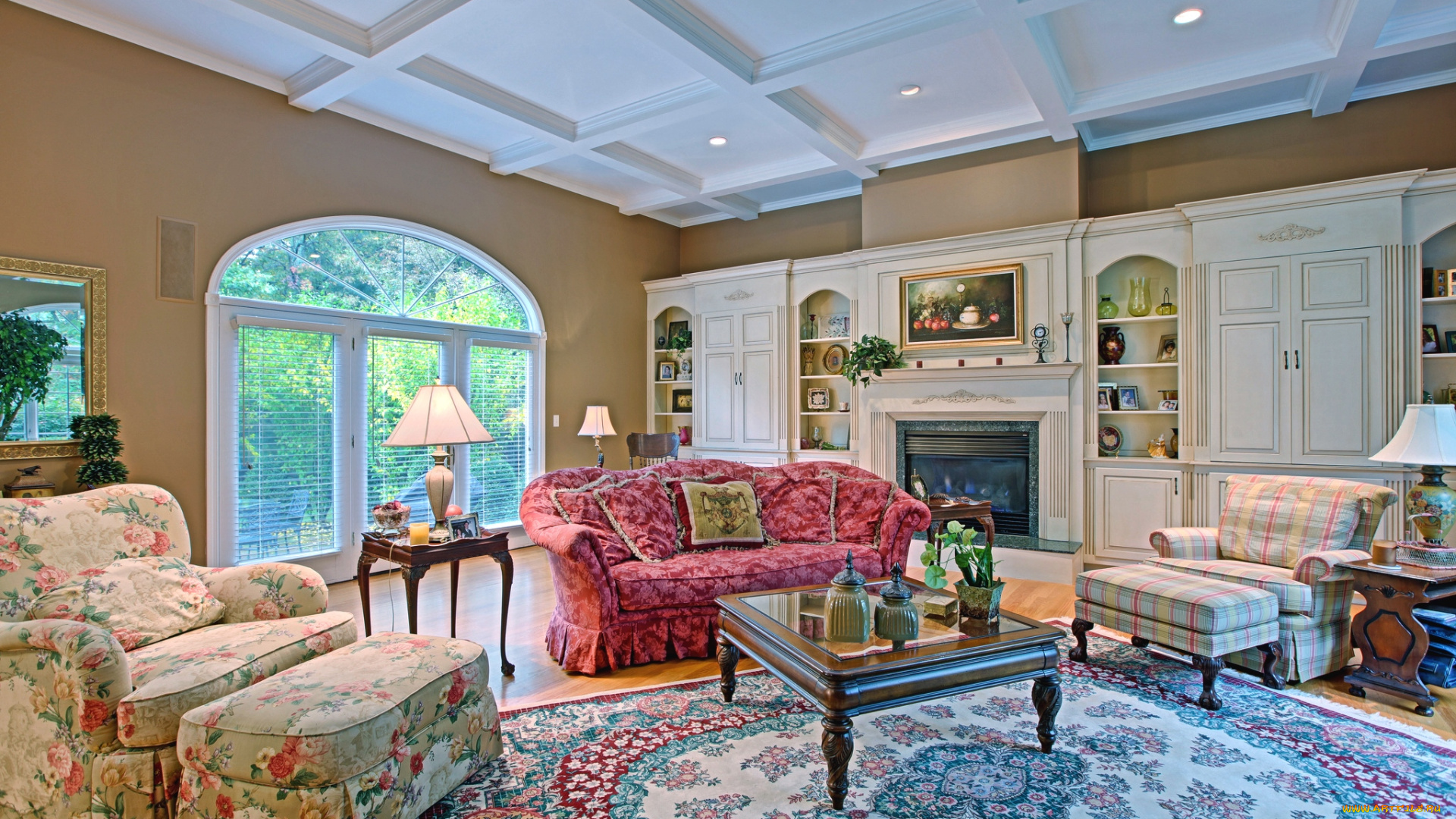 интерьер, гостиная, камин, кресло, лампа, стол