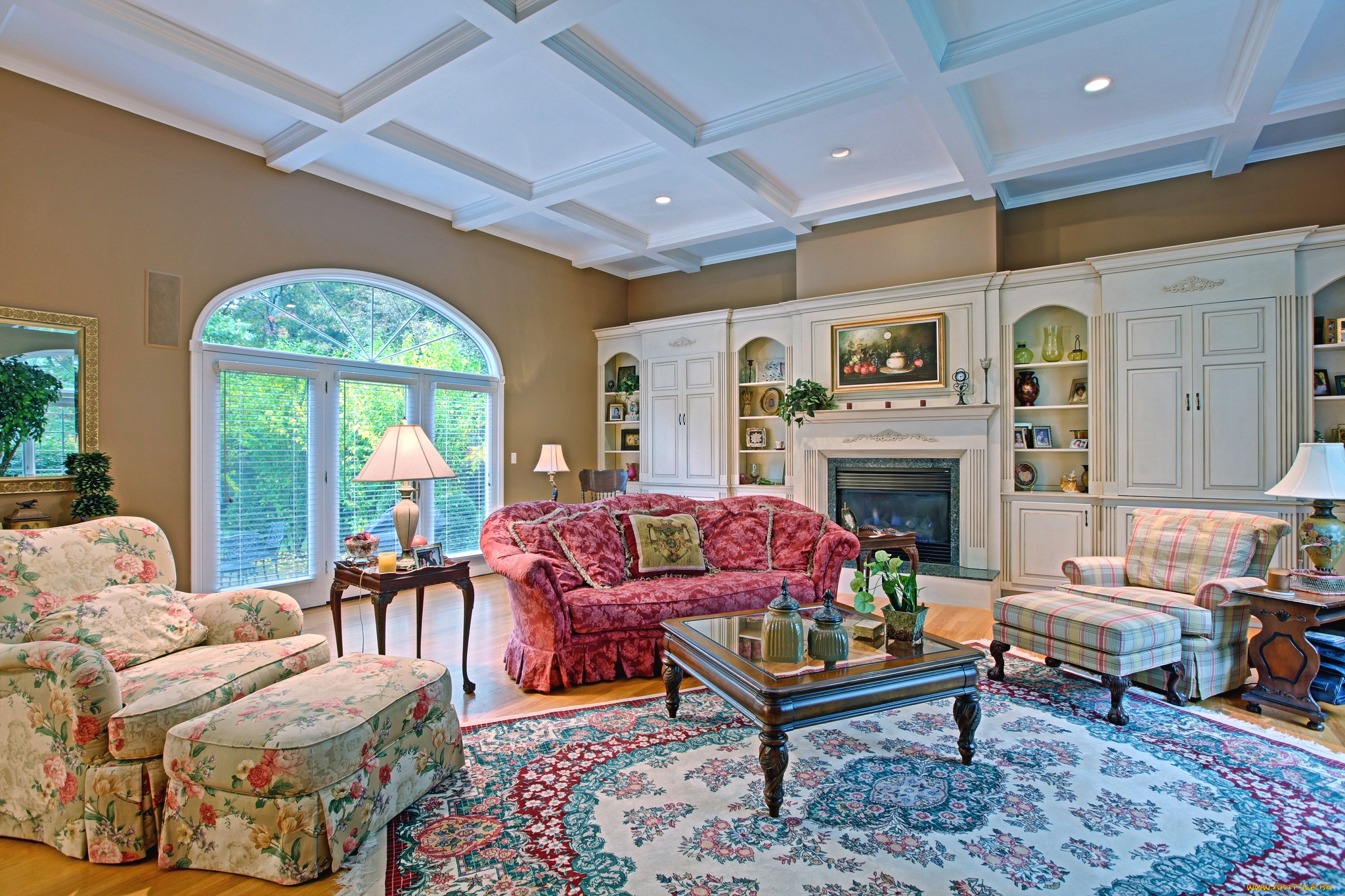 интерьер, гостиная, камин, кресло, лампа, стол