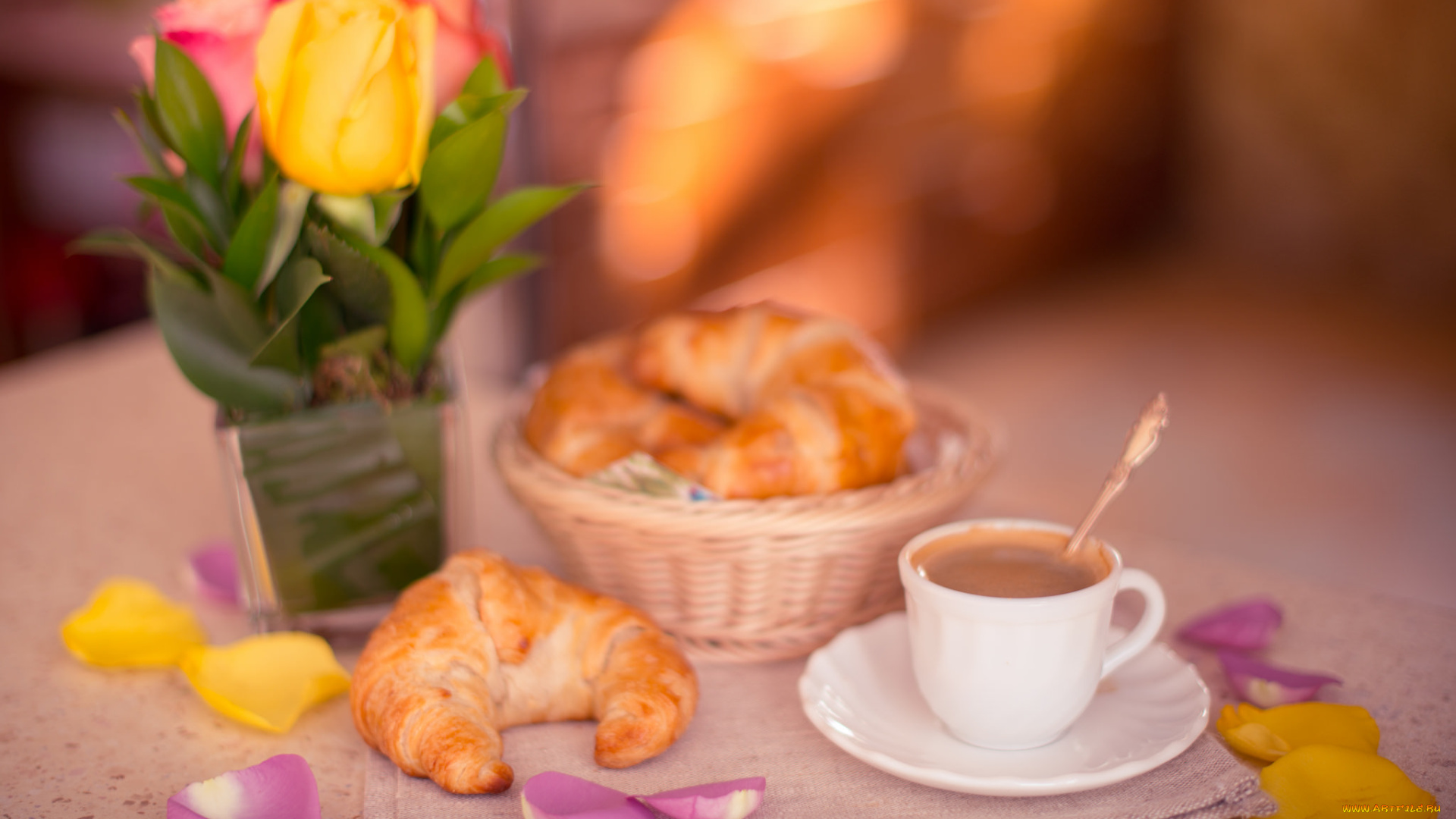 еда, кофе, , кофейные, зёрна, лепестки, круассаны