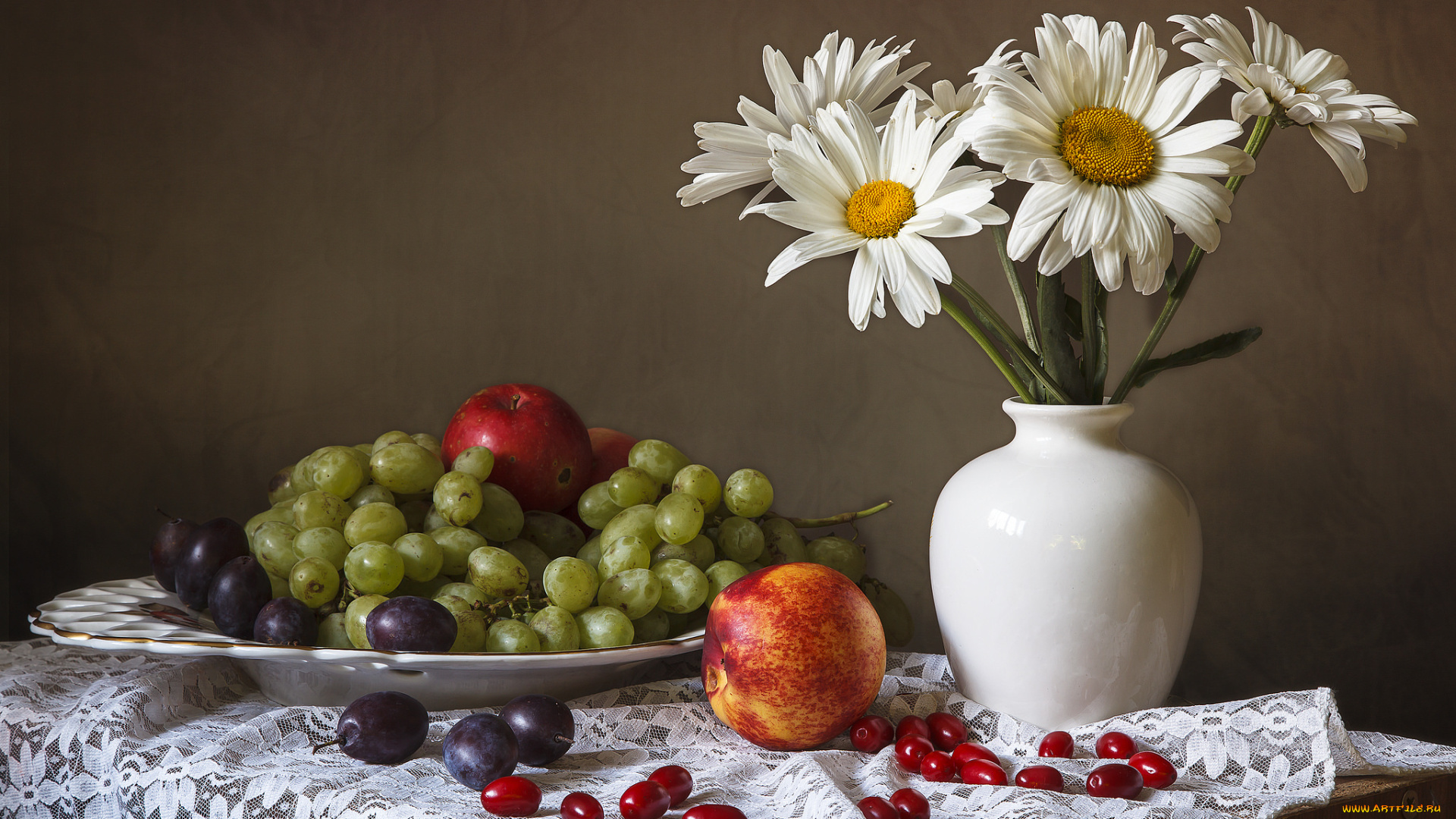 еда, натюрморт, ваза, виноград, слива, персик, ромашки