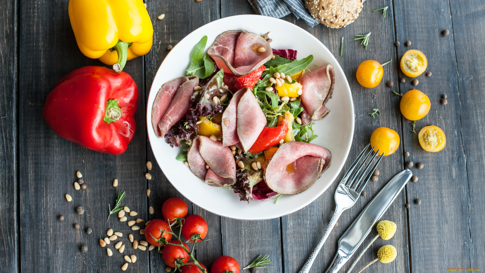 еда, салаты, , закуски, перец, бекон, зелень, томат, фасоль, салат, столовые, приборы, помидоры