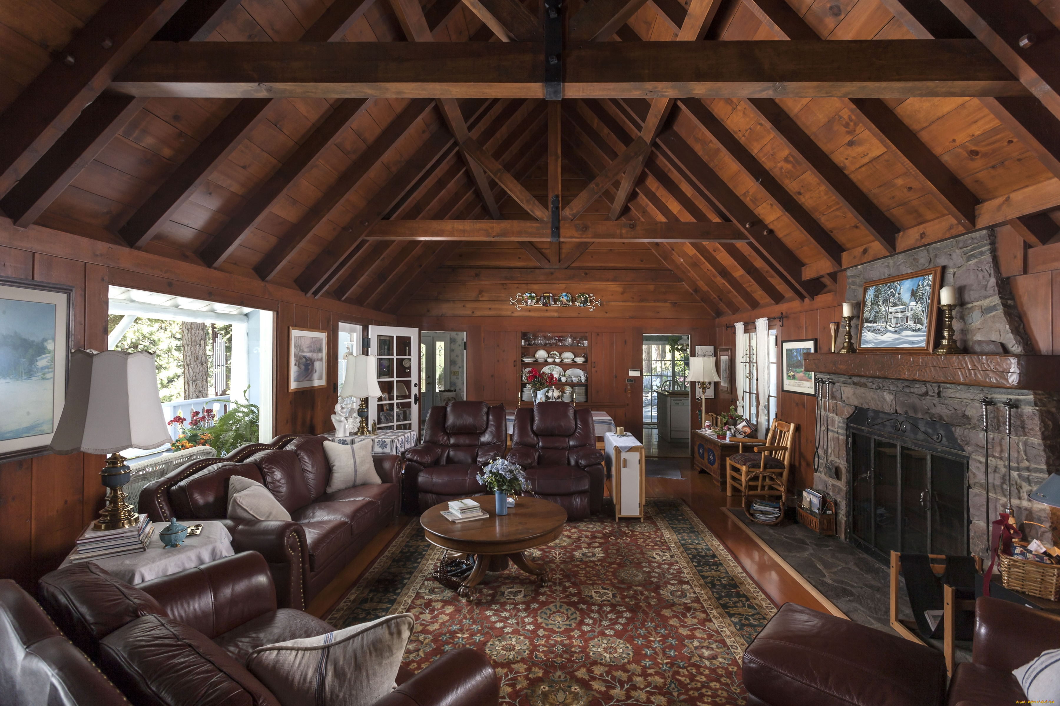 интерьер, гостиная, кресла, камин, балки