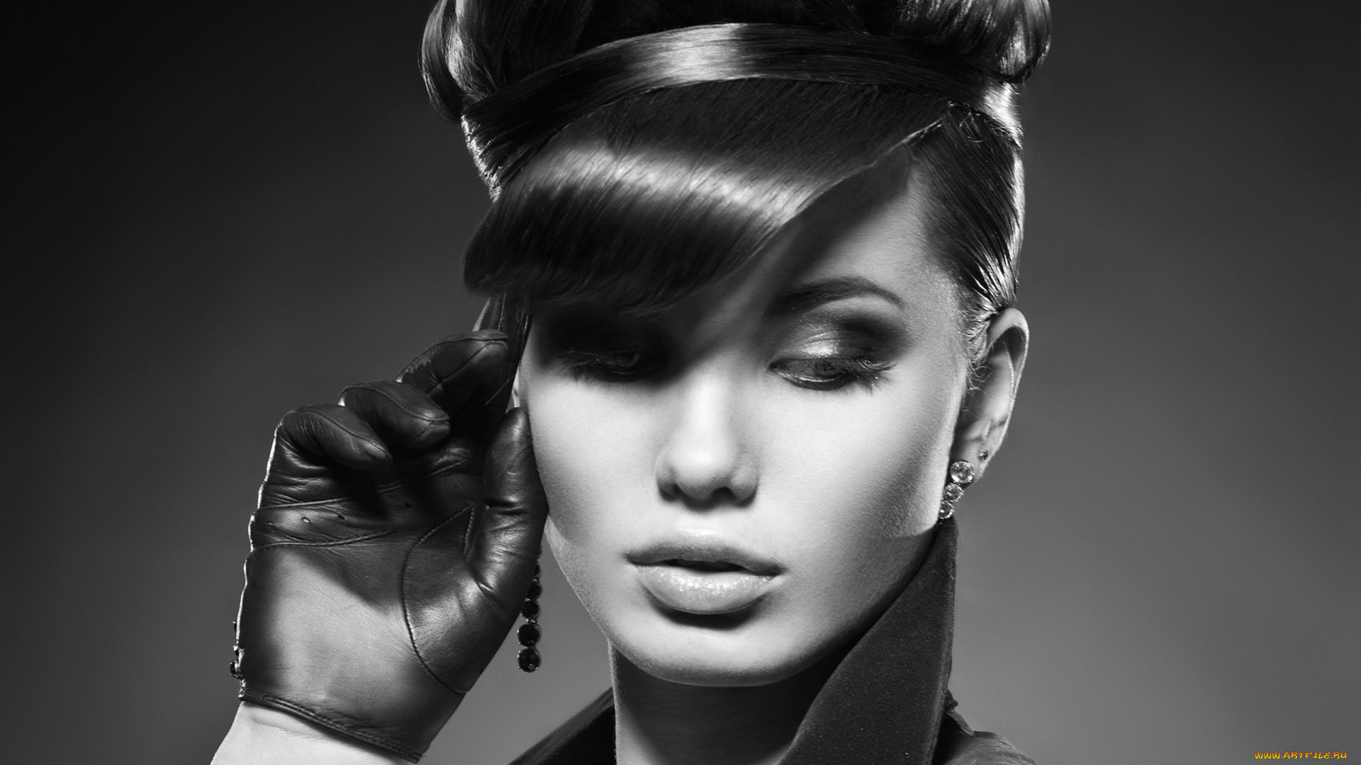 девушки, -unsort, , Черно-белые, обои, девушка, перчатка, прическа, взгляд, черно, белое, фото