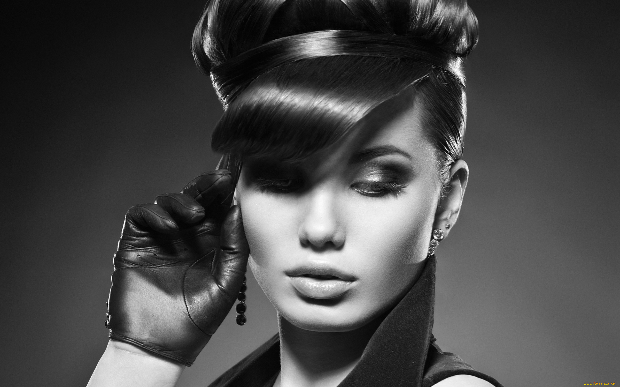 девушки, -unsort, , Черно-белые, обои, девушка, перчатка, прическа, взгляд, черно, белое, фото