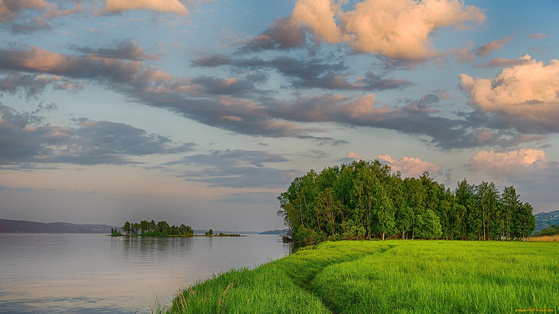 природа, реки, озера, облака, река, трава, небо, лето, зелень, вечер, тропинка, островок, берег, деревья