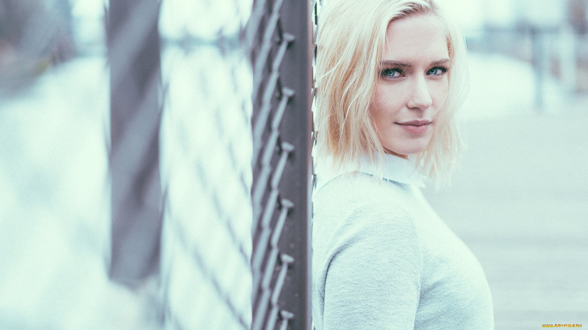 девушки, eva, mikulski, модель, ева, микульски, блондинка, забор, улыбка