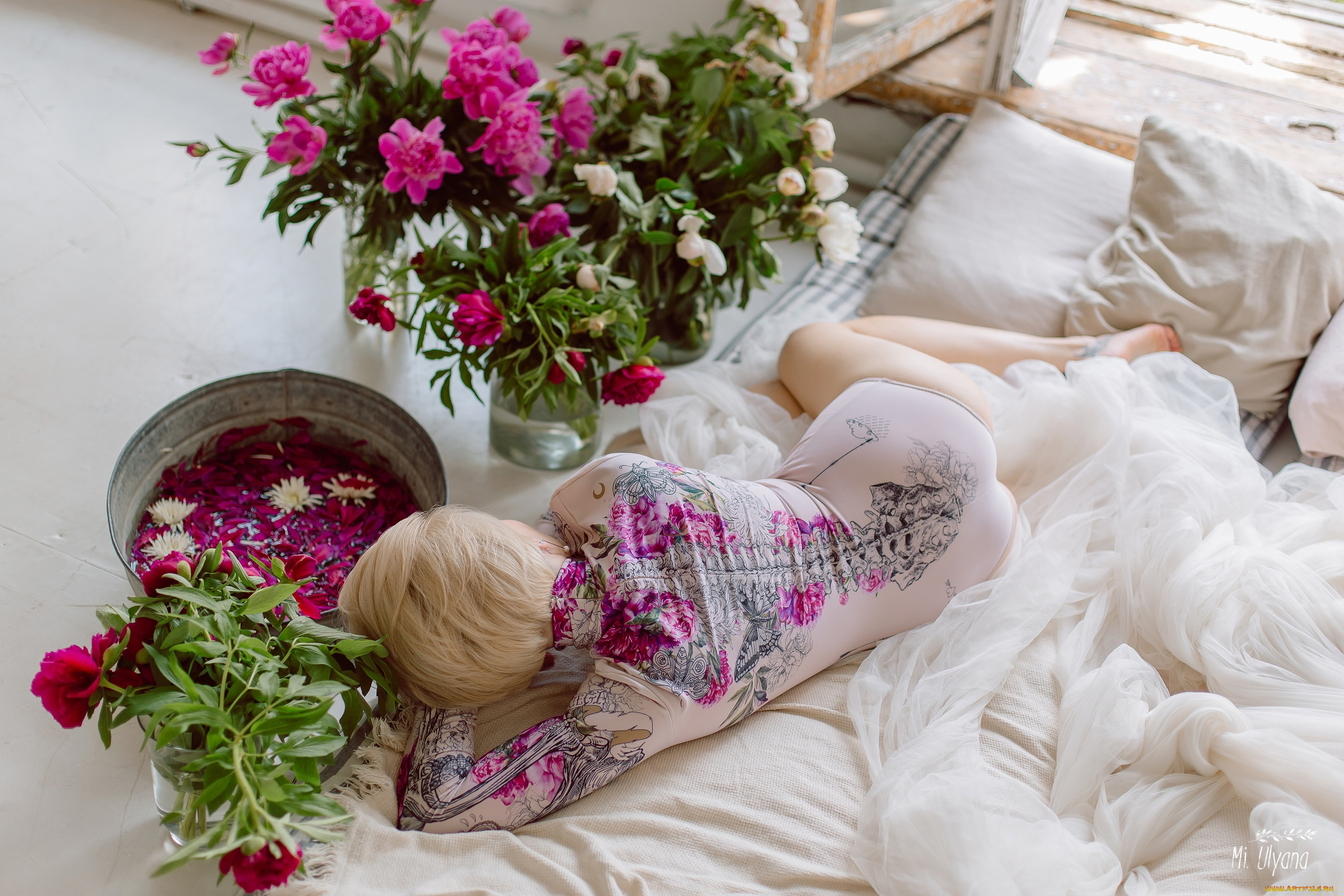 бестия, девушки, -, блондинки, , светловолосые, девушка, женщина, блондинка, светловолосая, сексуальная, модель, звезда, позирует, разная, обувь, верхняя, стильная, одежда, нижнее, эротическое, бельё, трусы, лифчик, колготки, чулки, аксессуары, макияж, и, множество, элементов, на, фотографии