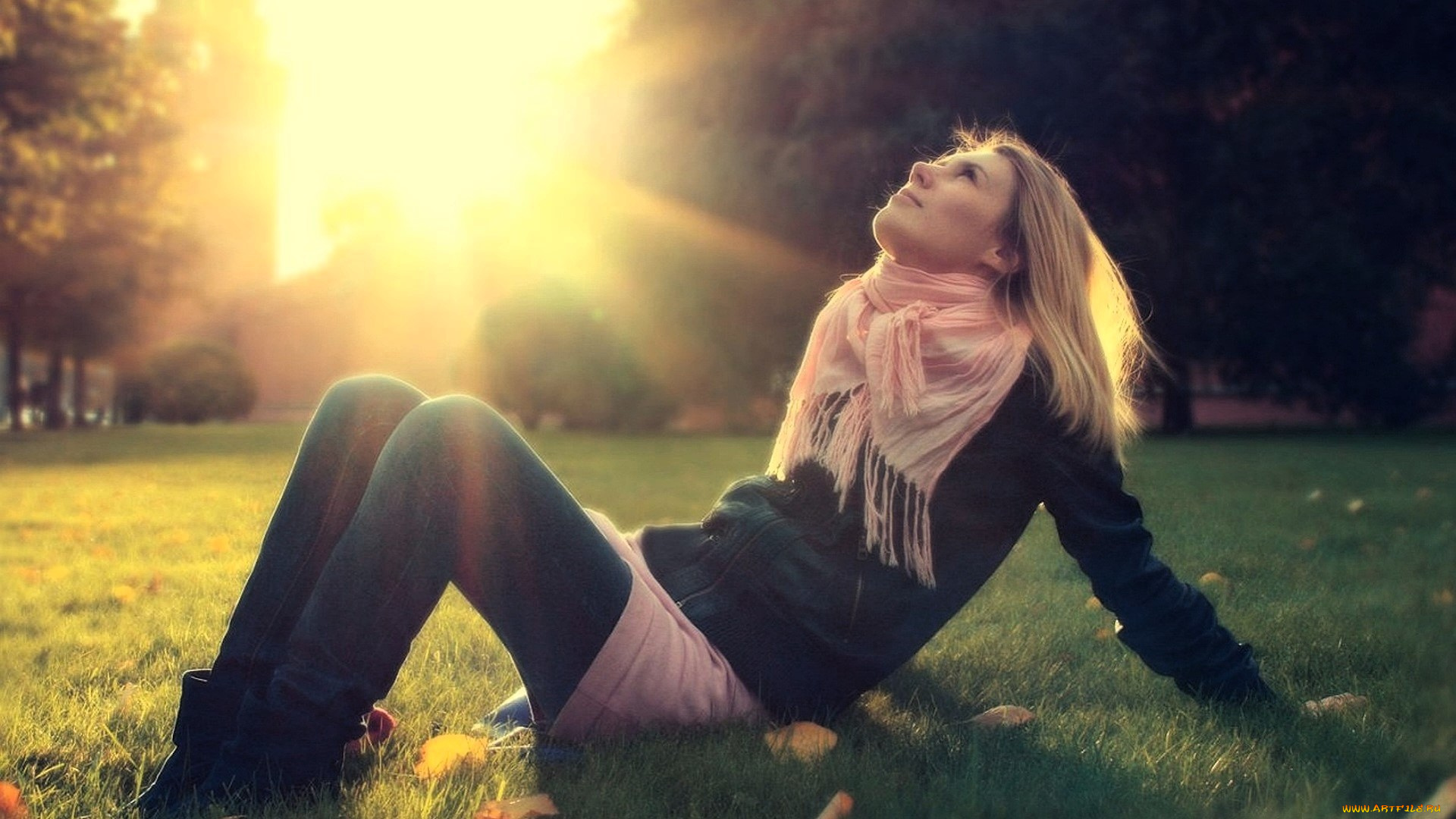 девушки, -, блондинки, , светловолосые, блондинка, шарф, кофта, юбка, колготки, ботинки, лужайка, трава, листья, осень, лучи, деревья