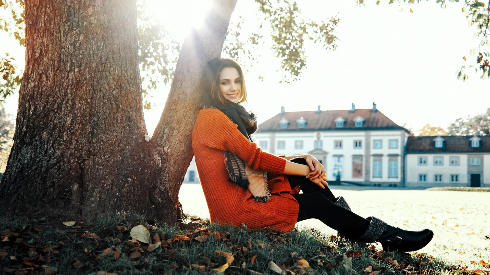 девушки, -, брюнетки, , шатенки, шатенка, шарф, платье, колготки, ботинки, трава, листья, осень, дерево, площадь, здания