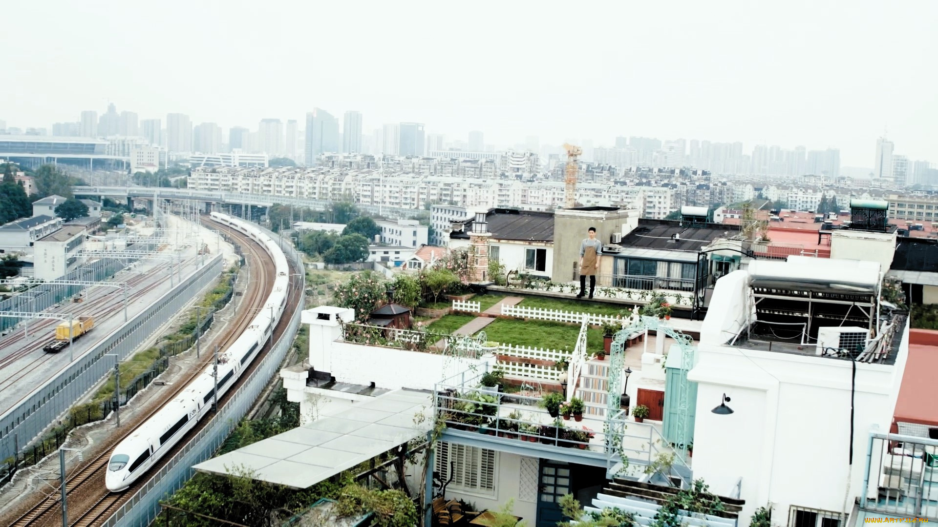 кино, фильмы, fireworks, of, my, heart, дом, крыша, сад, парень, город, панорама, поезда