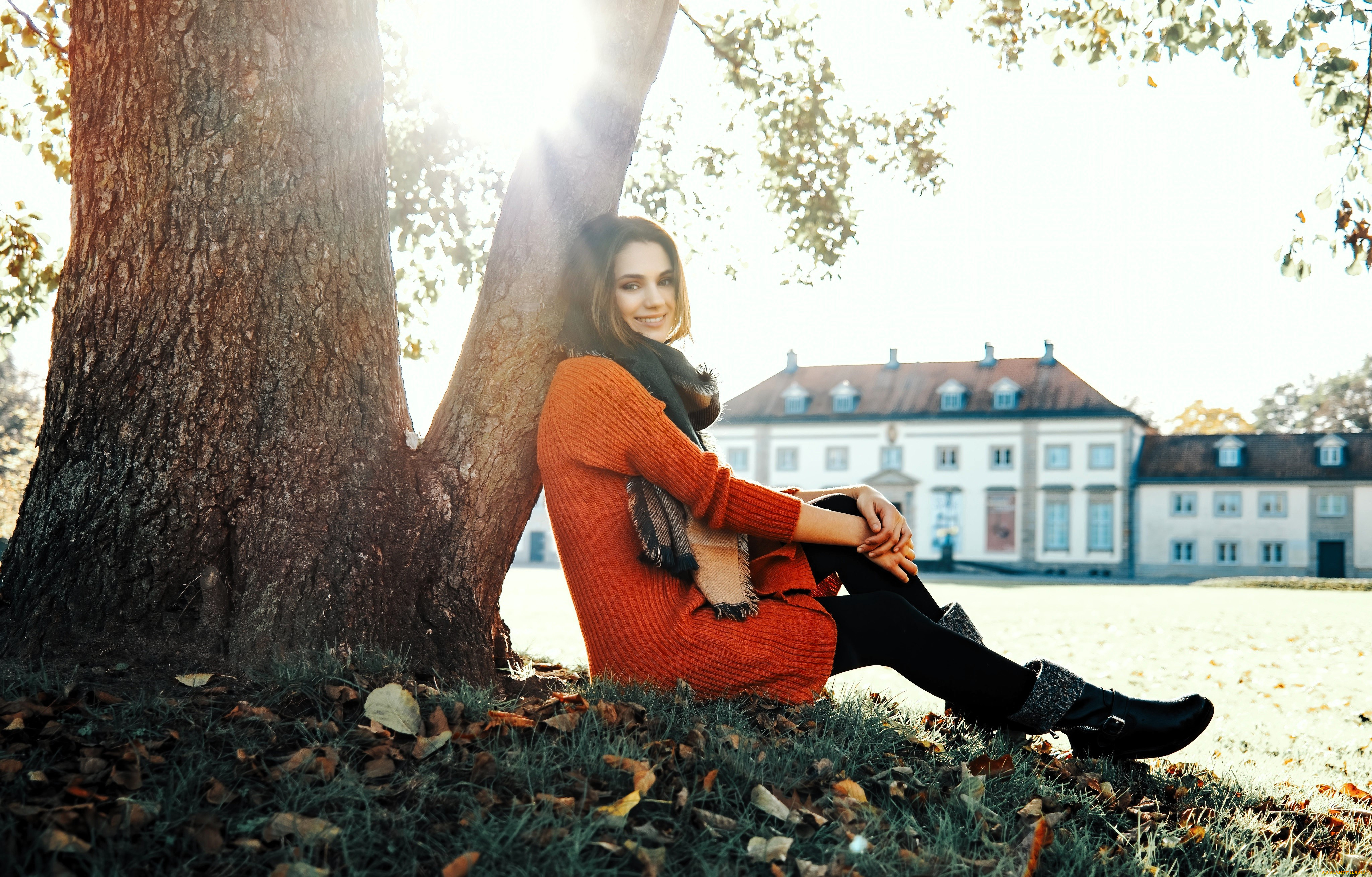 девушки, -, брюнетки, , шатенки, шатенка, шарф, платье, колготки, ботинки, трава, листья, осень, дерево, площадь, здания