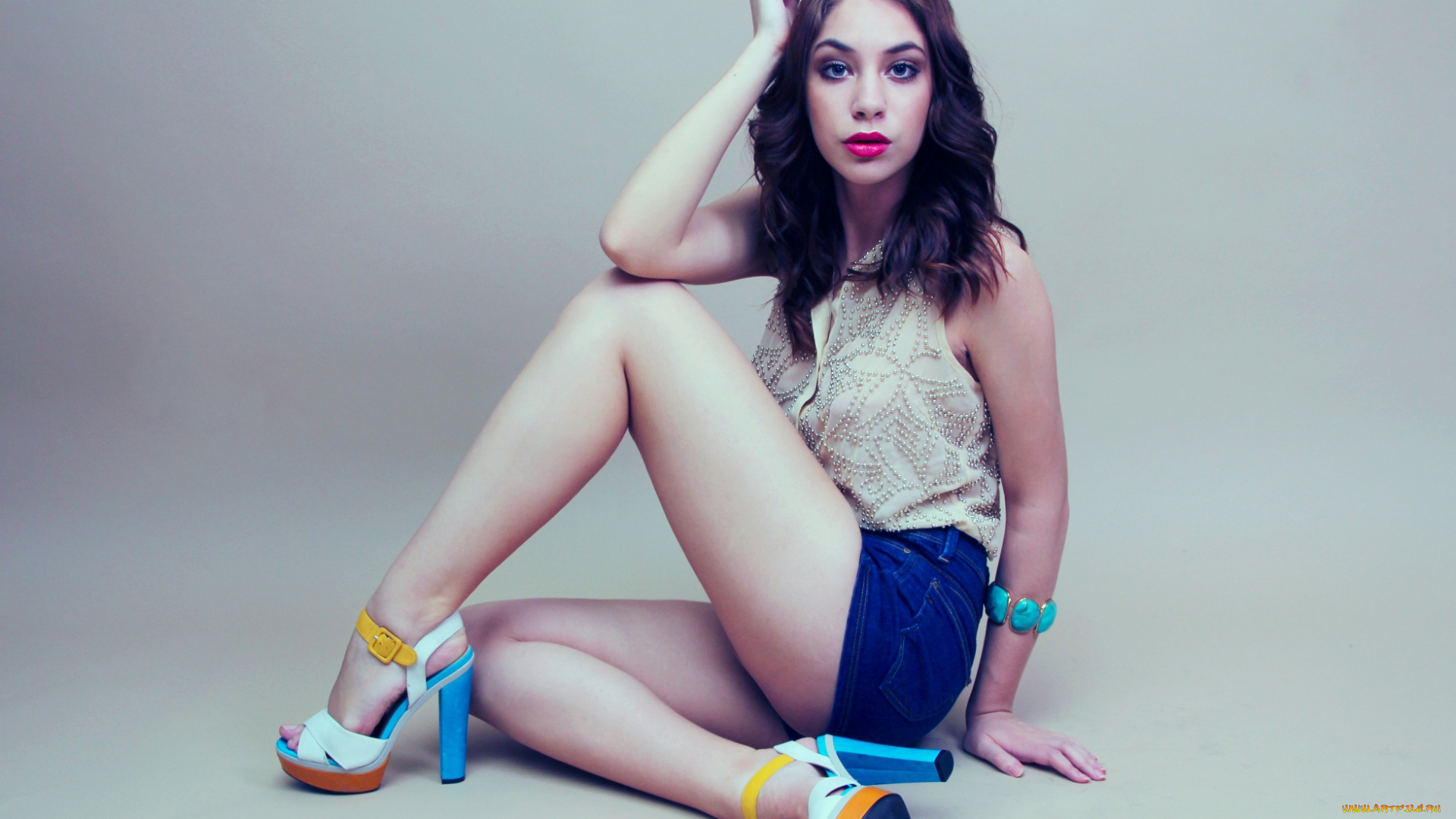 девушки, -unsort, , брюнетки, , шатенки, блузка, шорты, каблуки, браслет