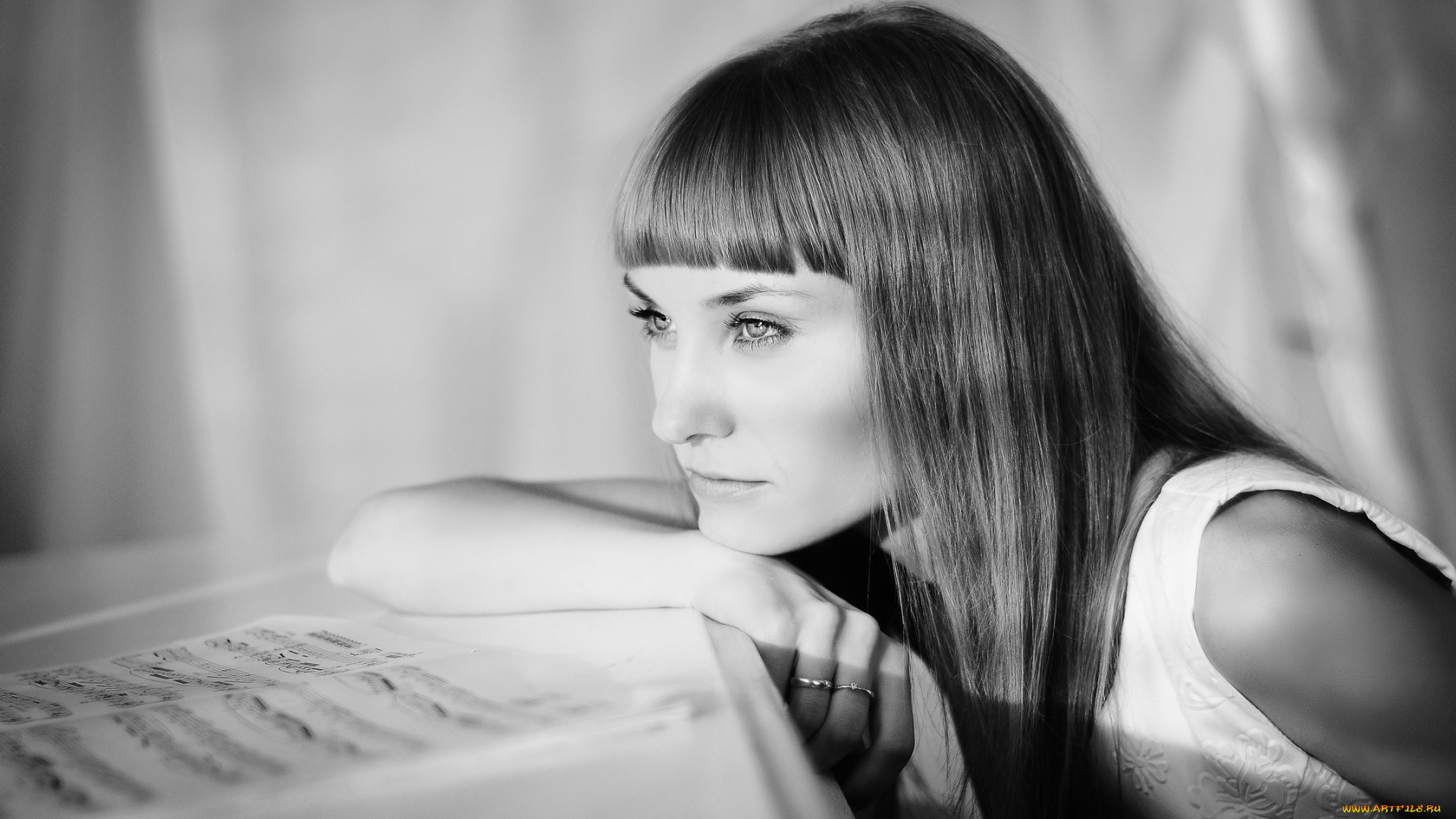 девушки, -unsort, , Черно-белые, обои, лицо, рука, кольца, задумчивость, ноты