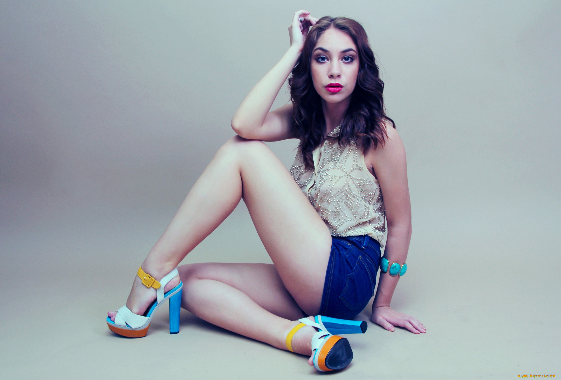 девушки, -unsort, , брюнетки, , шатенки, блузка, шорты, каблуки, браслет