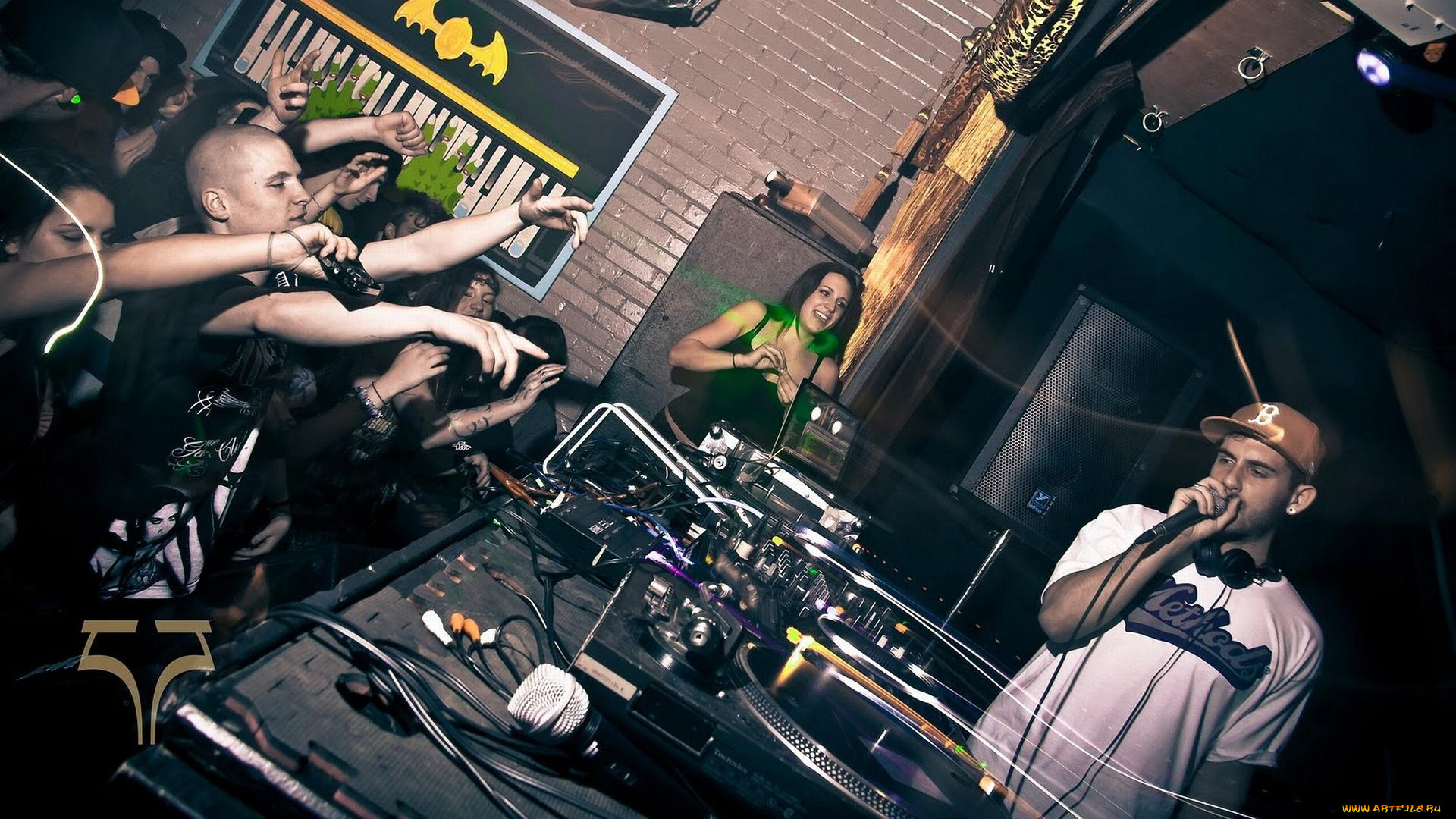 borgore, музыка, концерт, зрители, пульт, микрофон