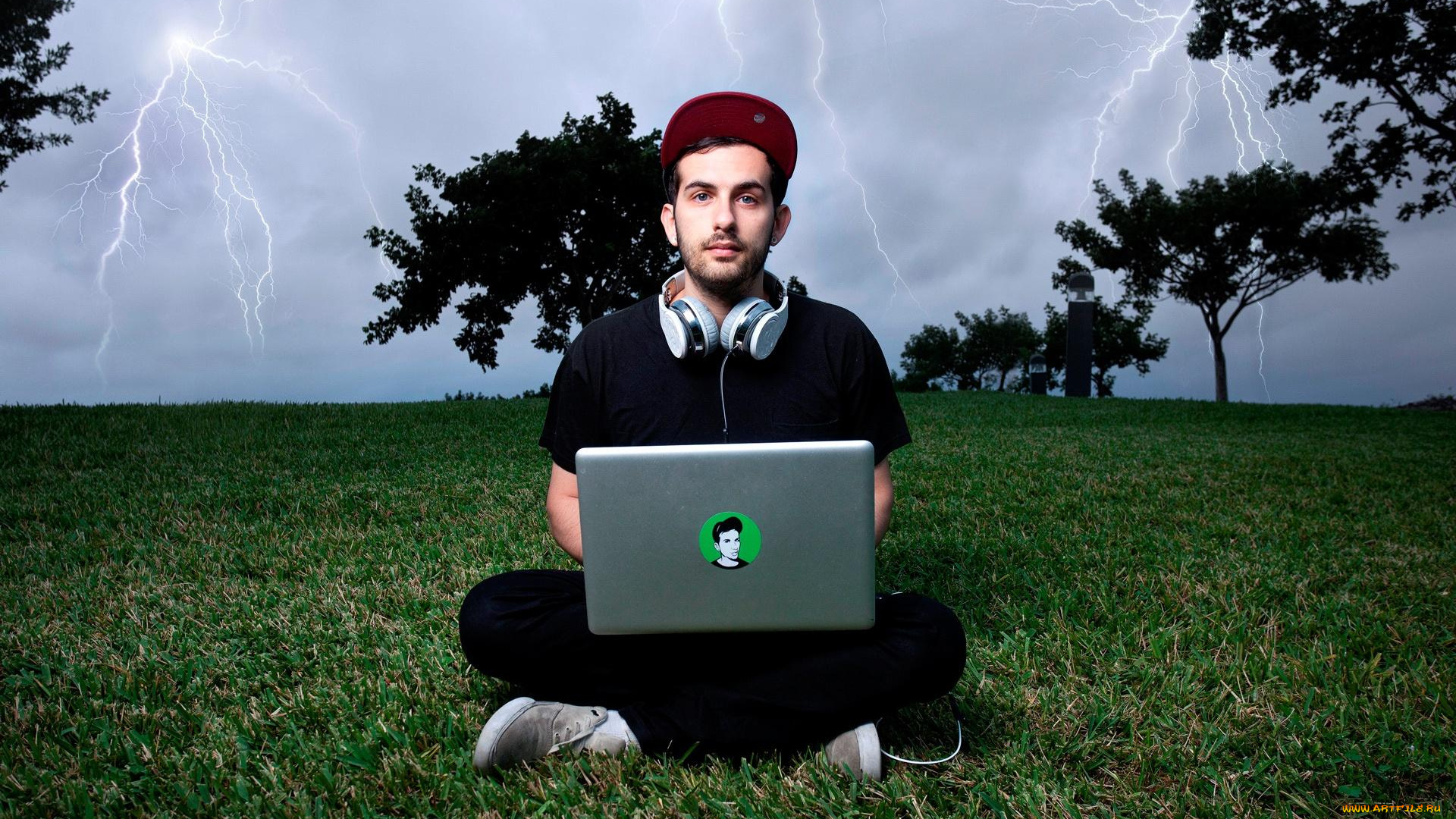 borgore, музыка, молнии, деревья, трава, наушники, компьютер