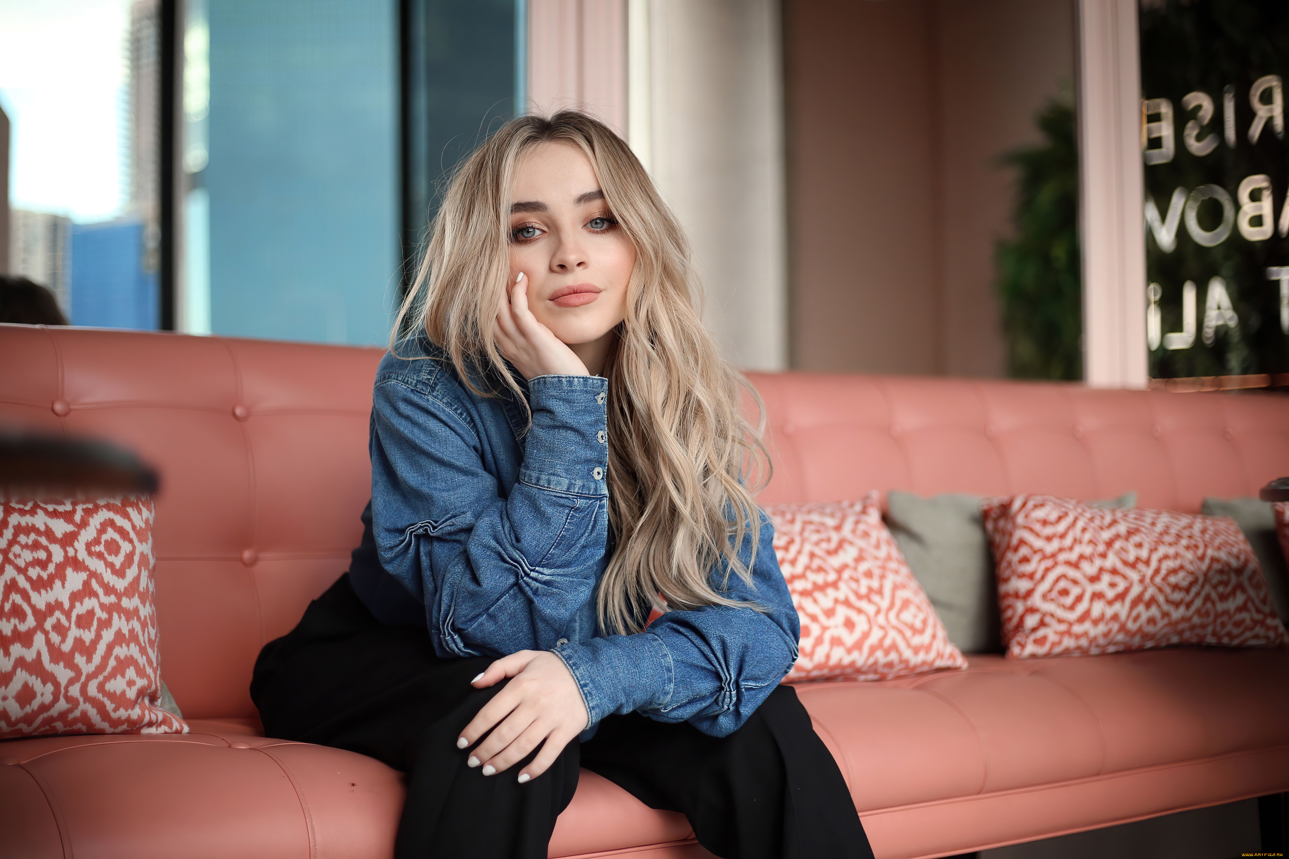 девушки, sabrina, carpenter, блондинка, рубашка, брюки, диван, подушка