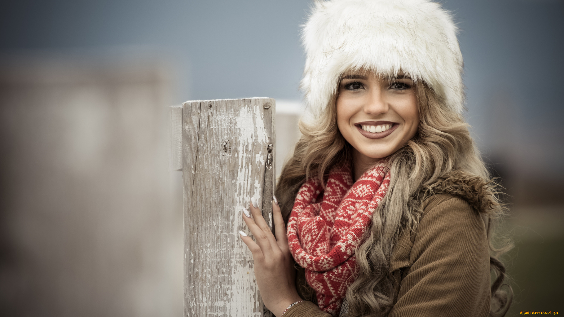 девушки, -unsort, , блондинки, шапка, пальто, шарф, столб, мех, блондинка, улыбка, девушка