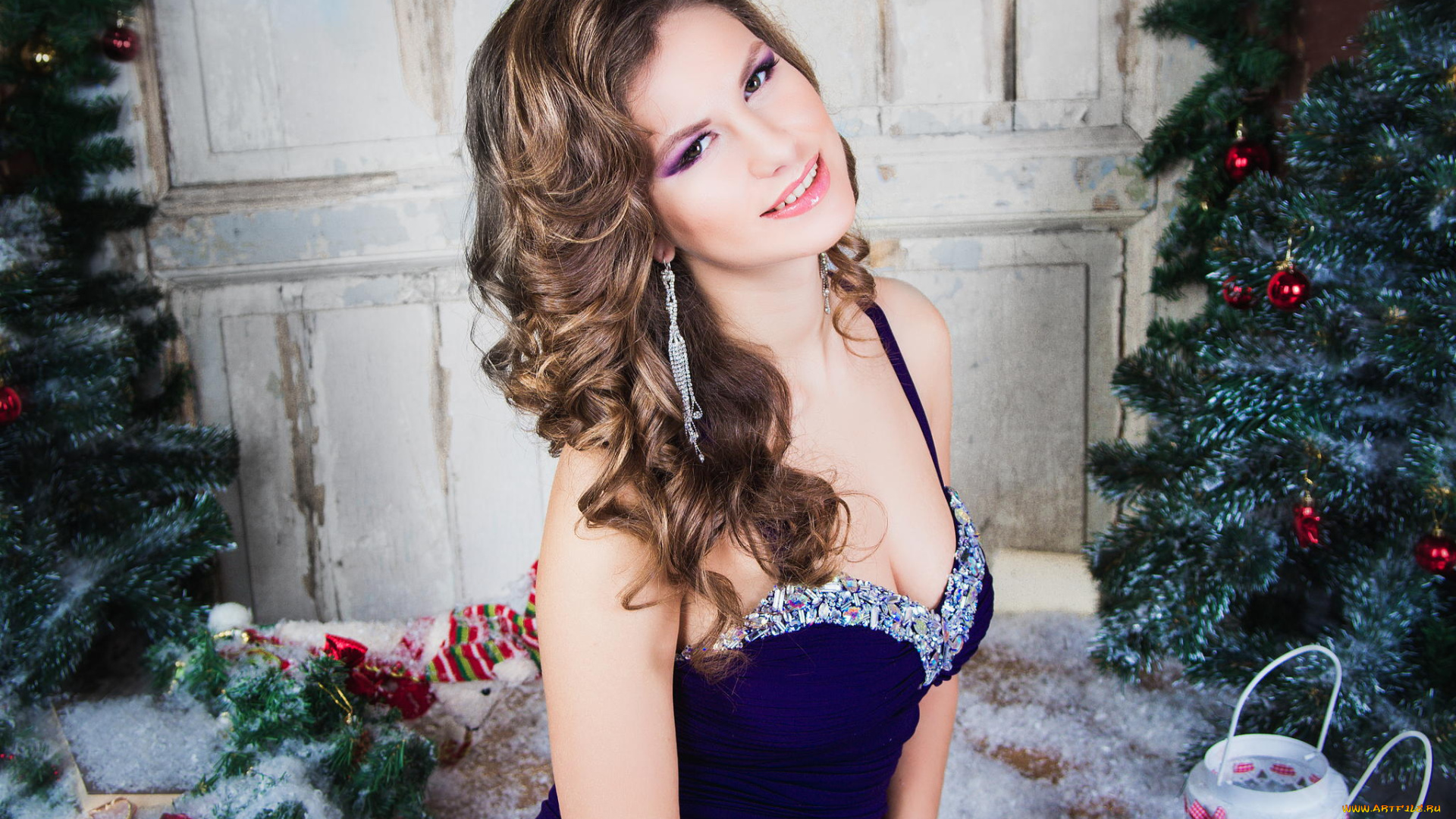 девушки, -unsort, , брюнетки, , шатенки, шатенка, улыбка, платье, макияж, девушка, локоны, ёлки, рождество, новый, год, праздник