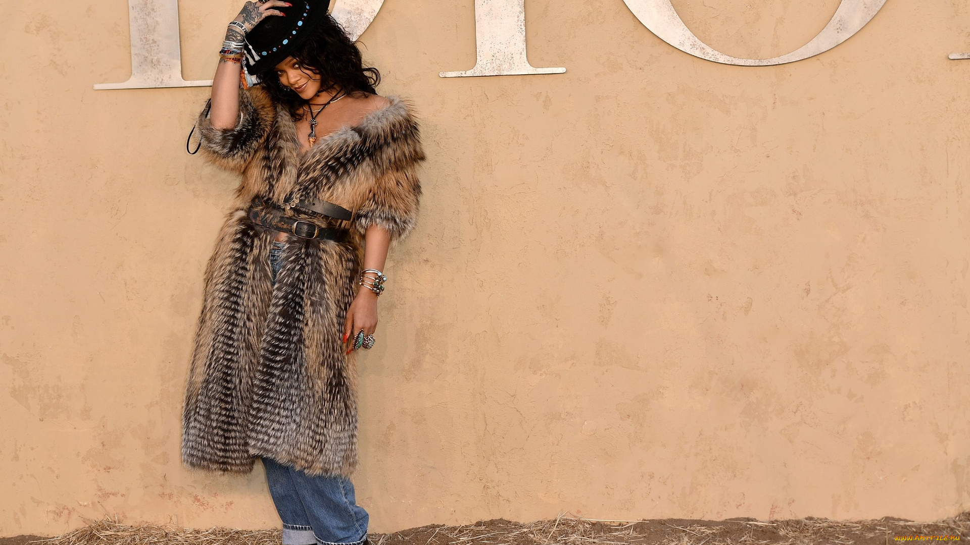 музыка, rihanna, шуба, певица, рианна, улыбка, шляпа, браслеты, джинсы