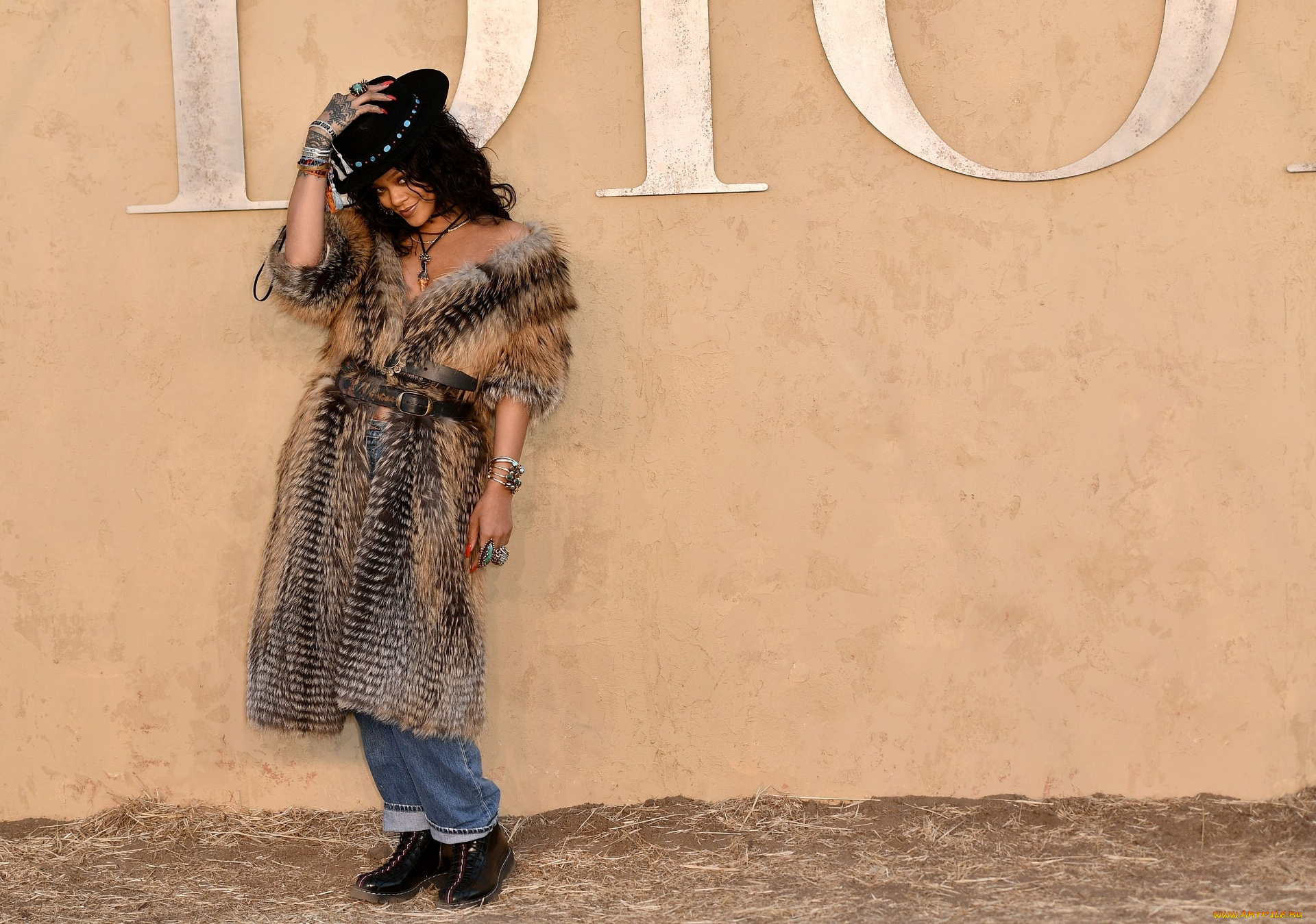 музыка, rihanna, шуба, певица, рианна, улыбка, шляпа, браслеты, джинсы