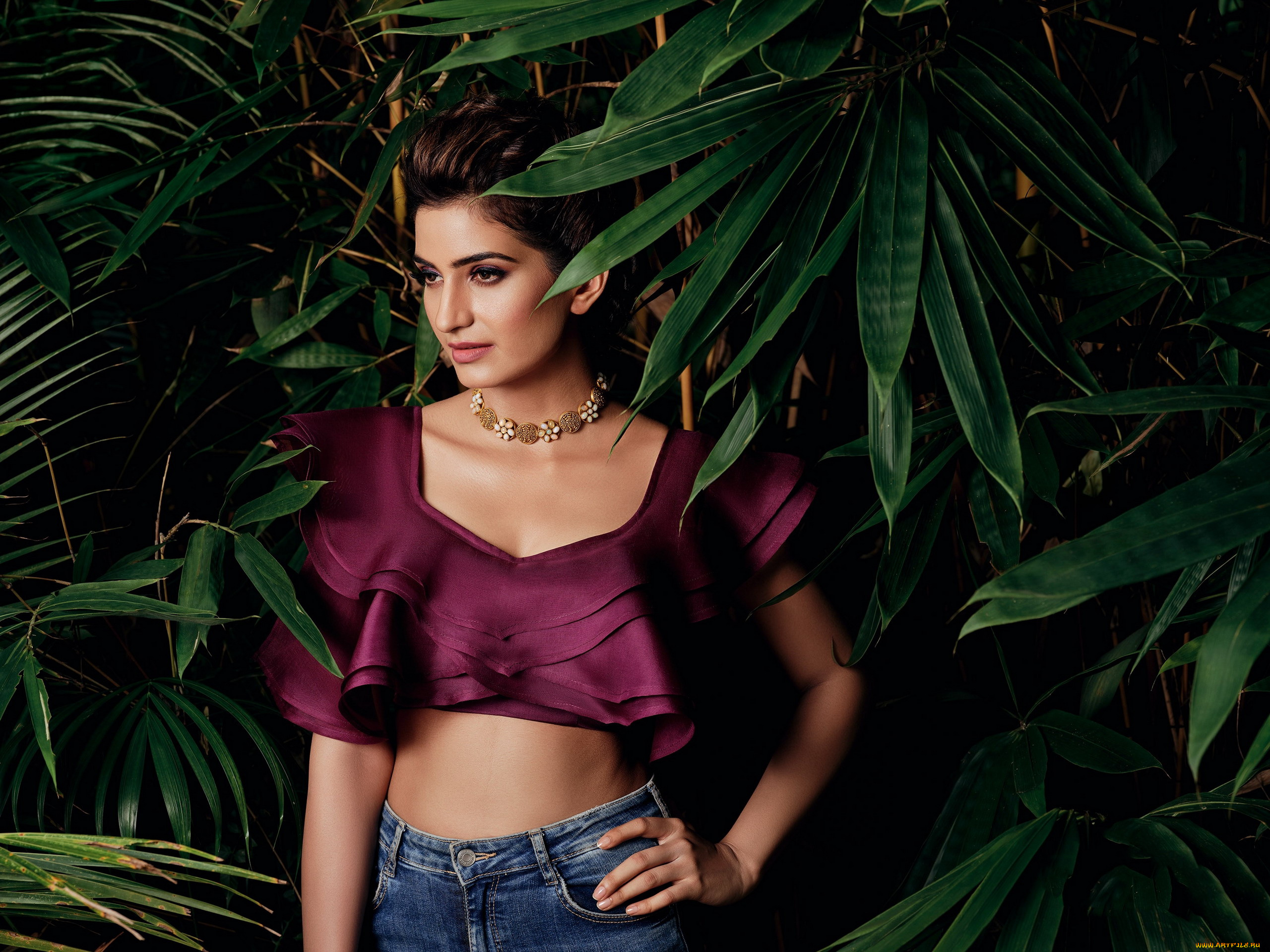 девушки, -, брюнетки, , шатенки, брюнетка, кусты, украшение, топ, джинсы, поза