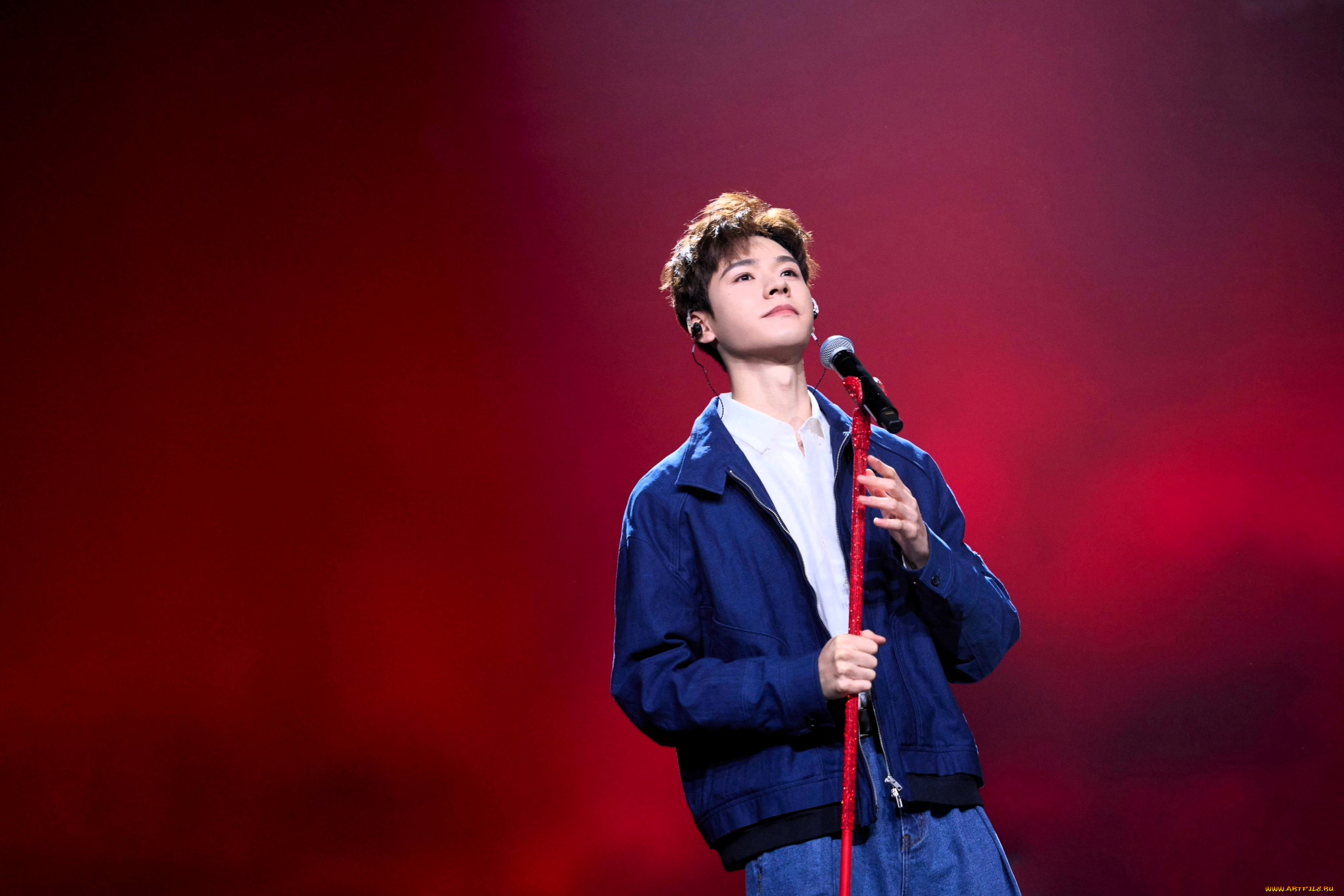 мужчины, gong, jun, |, simon, gong, актер, куртка, джинсы, микрофон, сцена