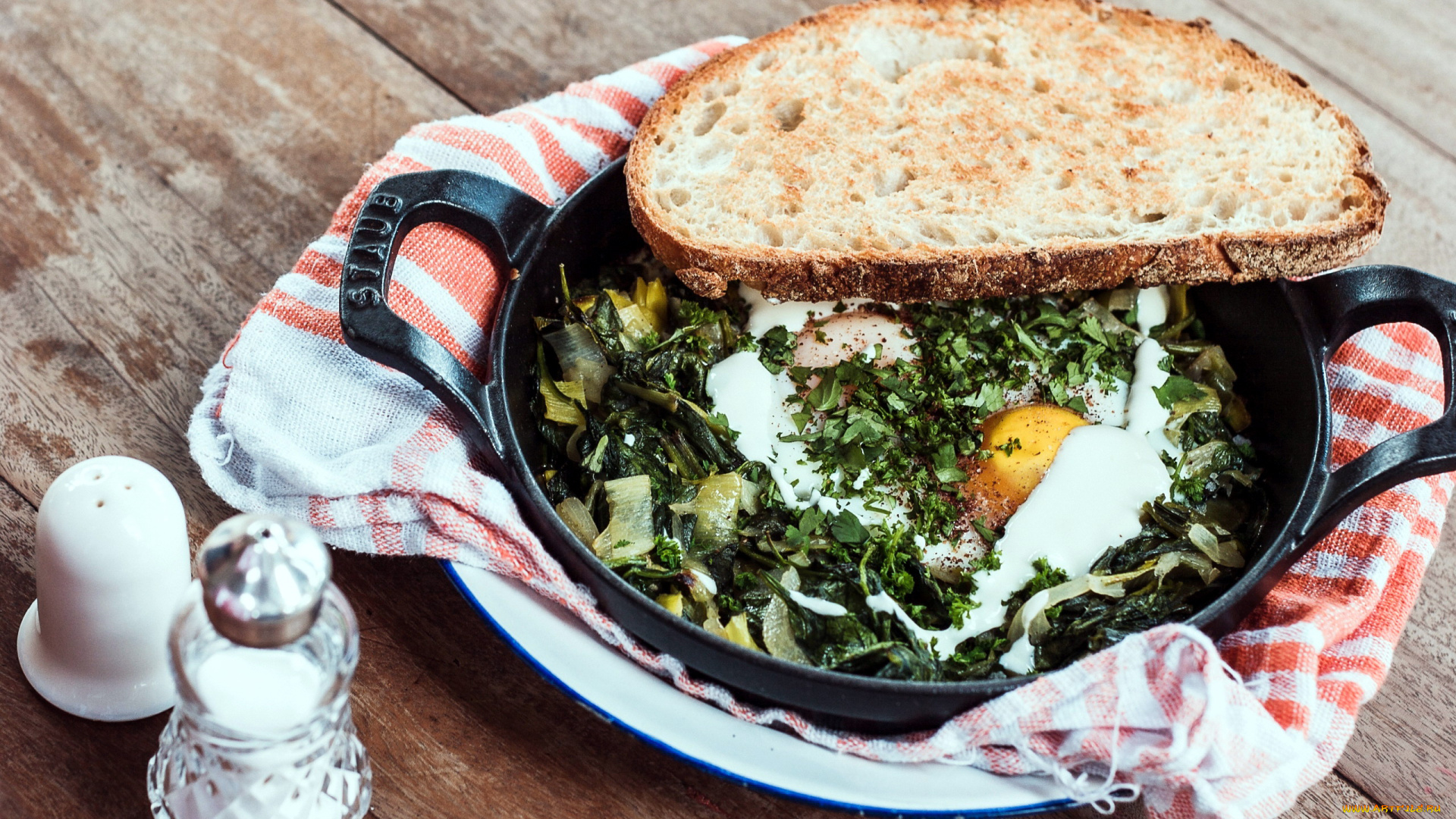 еда, Яичные, блюда, глазунья, овощи, хлеб, солонка