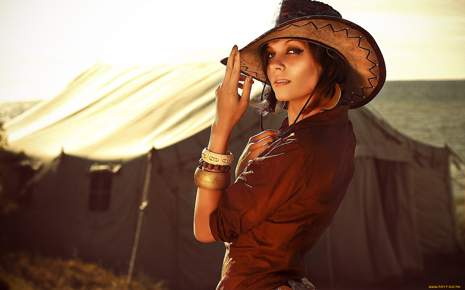 девушки, -, рыжеволосые, и, разноцветные, девушка, модель, рыжеволосая, вестерн, ковбой, шляпа, стетсон, кожа, взгляд, макияж, флирт