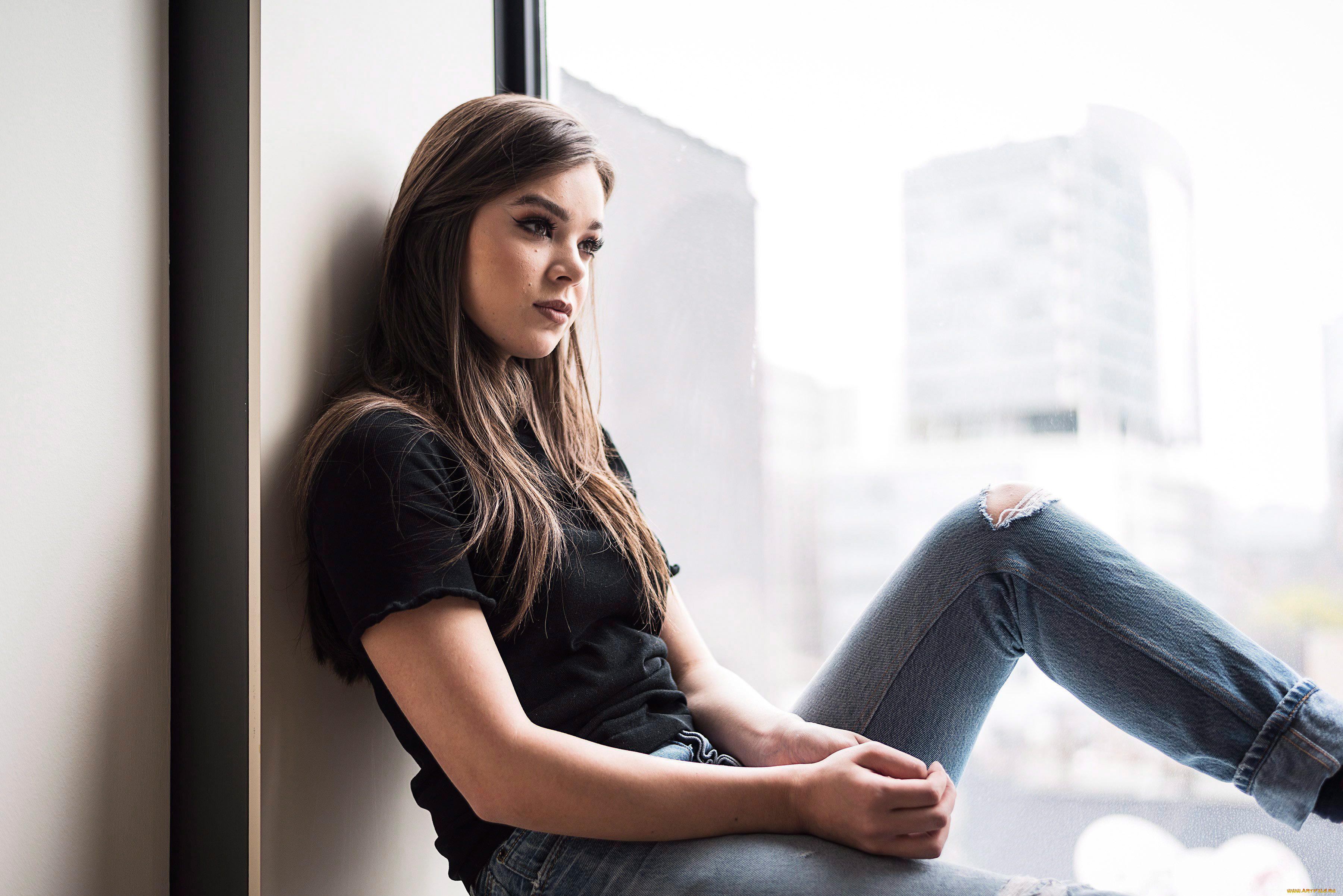 девушки, hailee, steinfeld, hailee, steinfeld, актриса, певица, женщины, брюнетка, окно, сидя, футболка, черный, топ, джинсы, рваные, в, помещении, американка