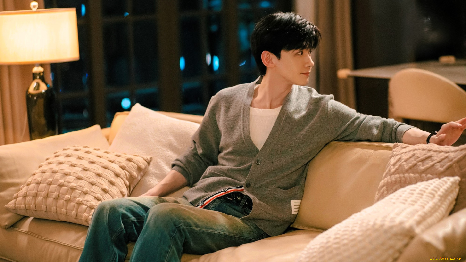 кино, фильмы, the, first, frost, парень, кофта, джинсы, диван, подушки, торшер