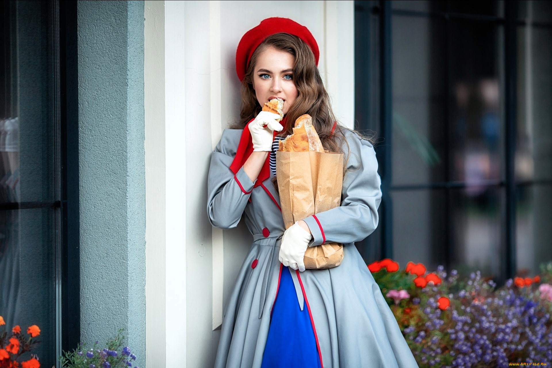 девушки, -, брюнетки, , шатенки, шатенка, берет, плащ, пакет, булки, стена, цветы