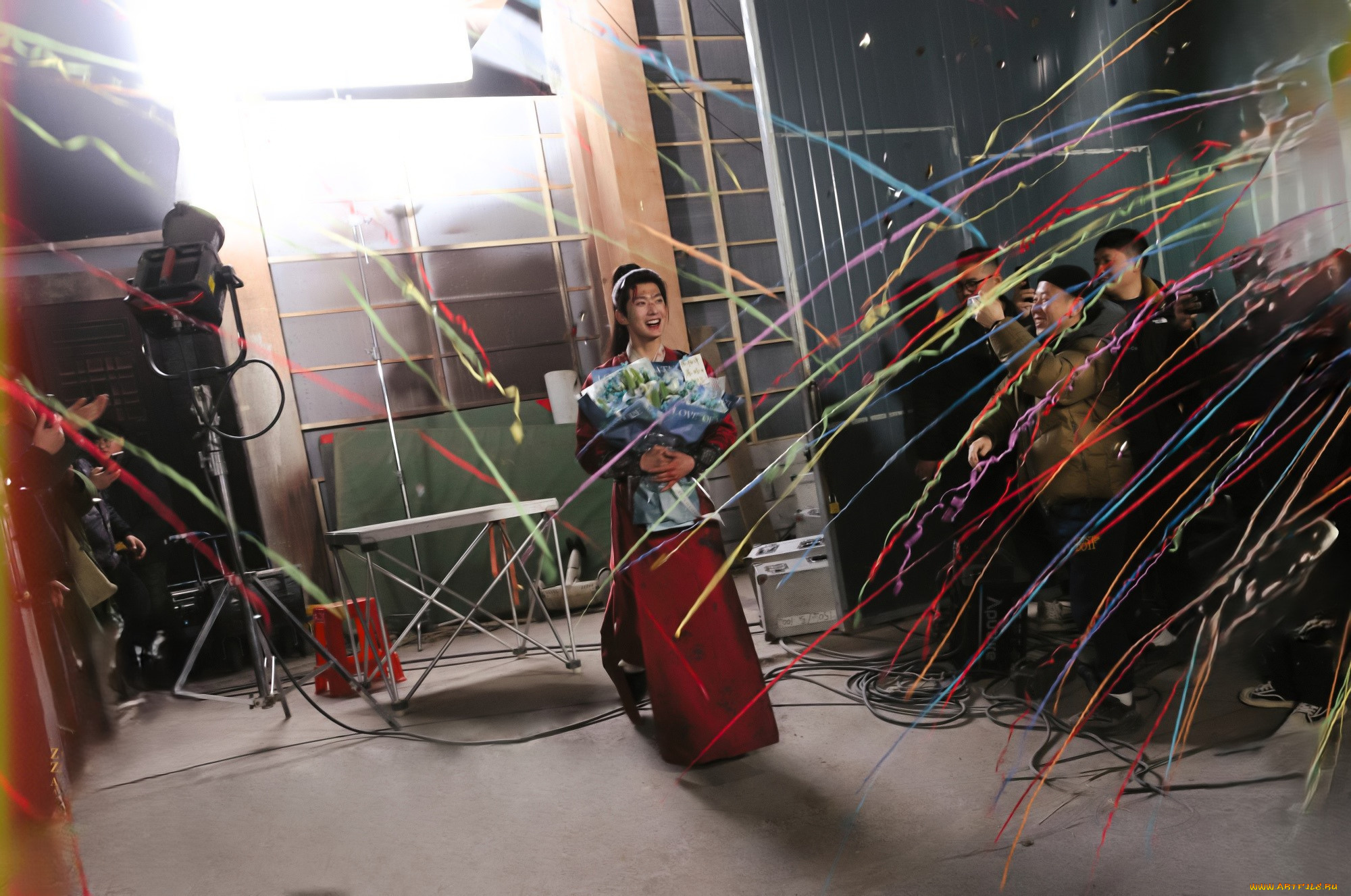 yang, yang, мужчины, актер, наряд, радость, букеты, цветы, люди, серпантин