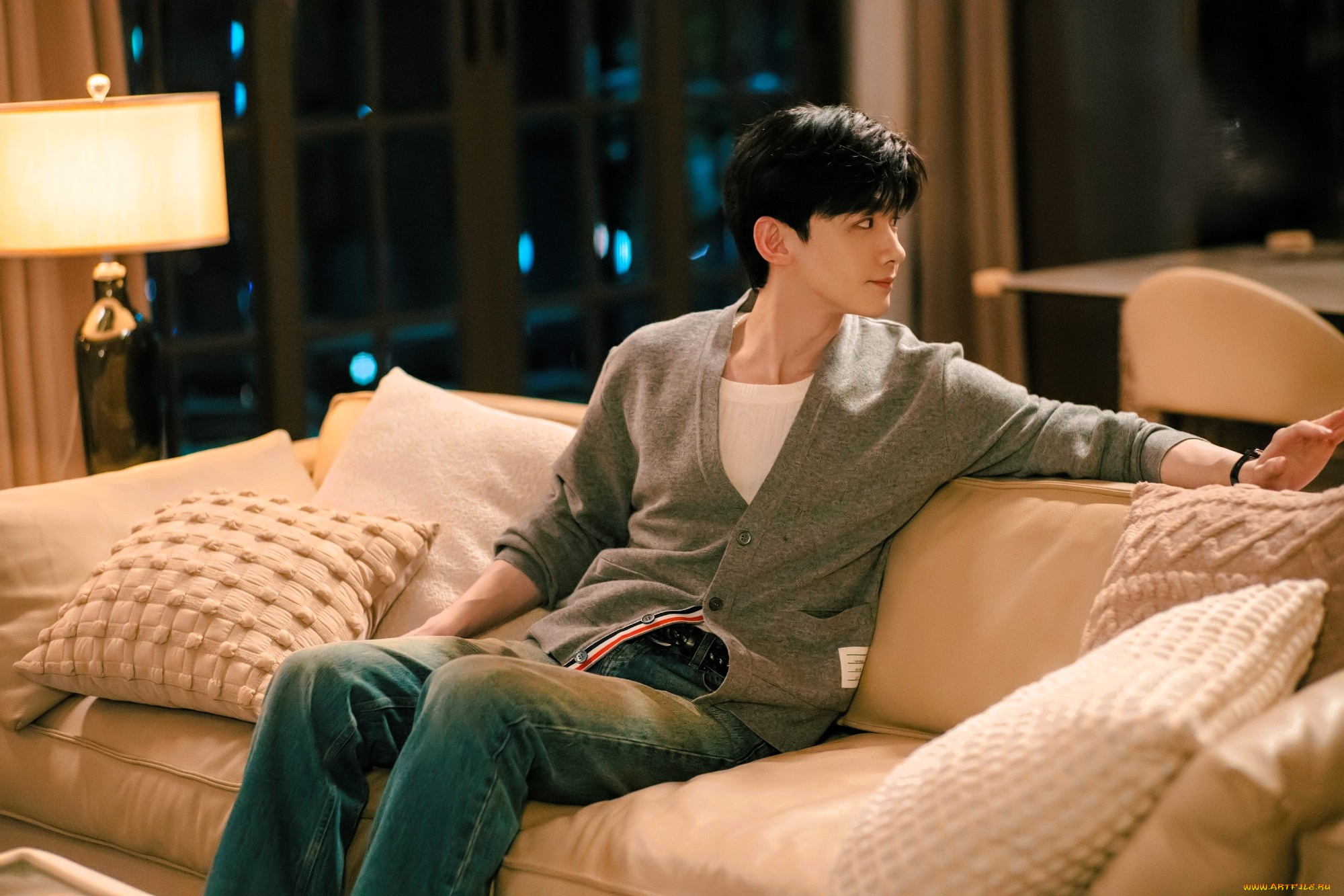 кино, фильмы, the, first, frost, парень, кофта, джинсы, диван, подушки, торшер