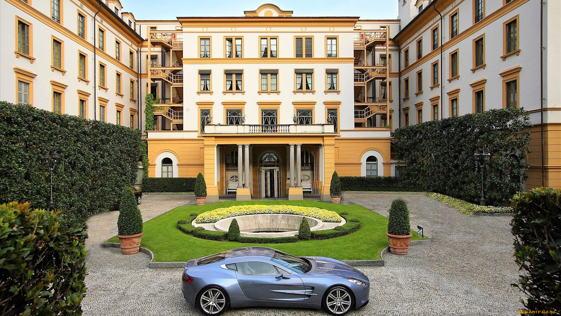 автомобили, aston, martin, голубой, здание, двор