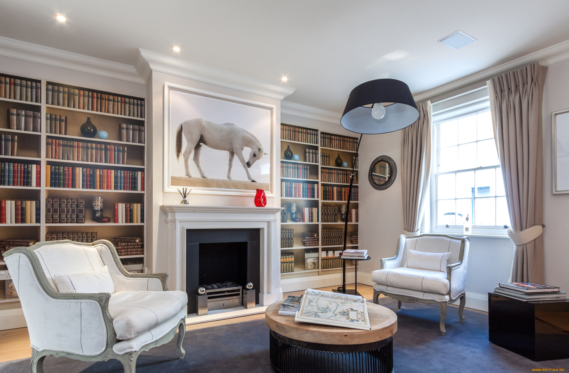 интерьер, гостиная, камин, книги