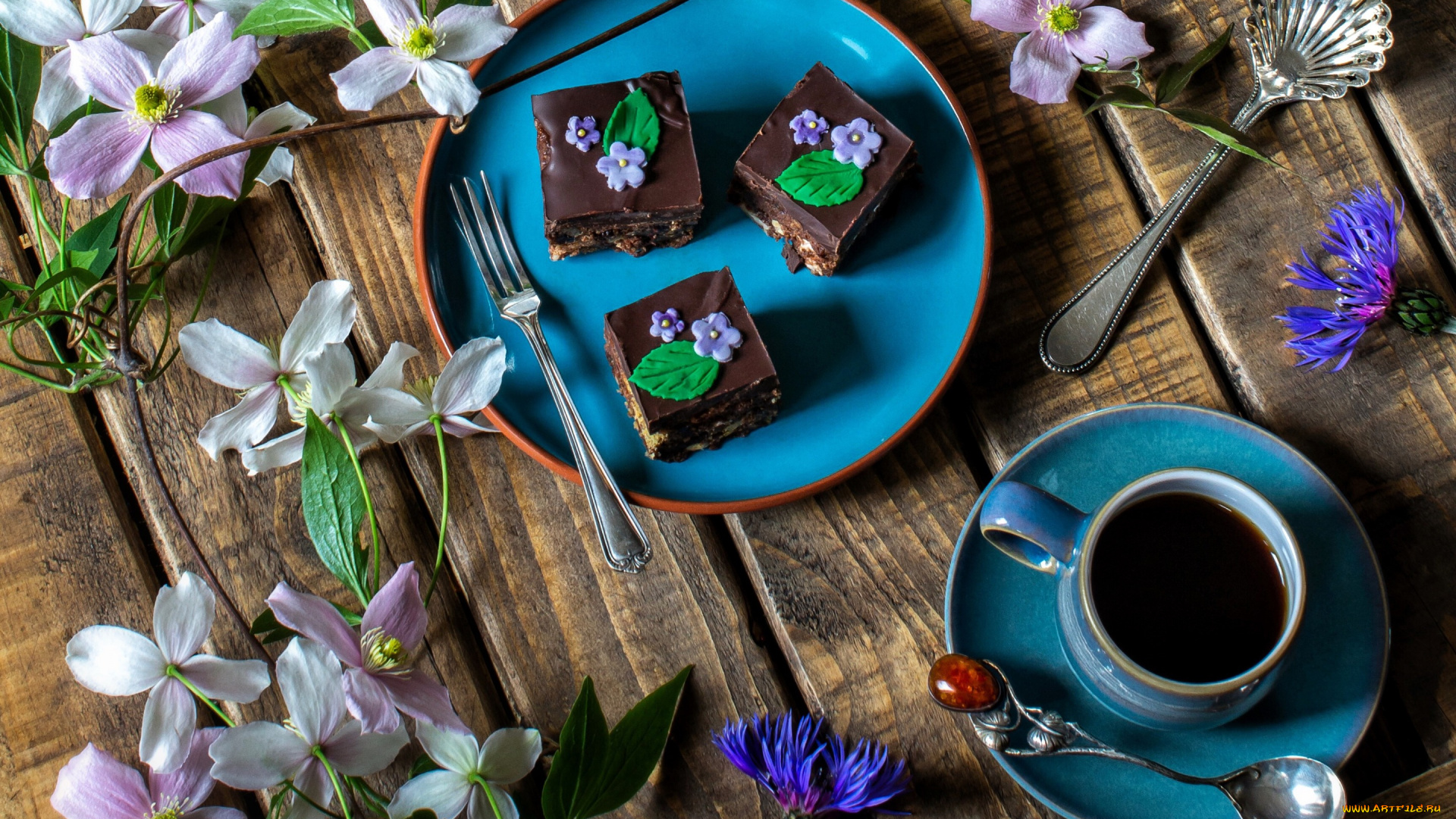 еда, конфеты, , шоколад, , сладости, цветы, пирожное, кружка, клематис, кофе, васильки