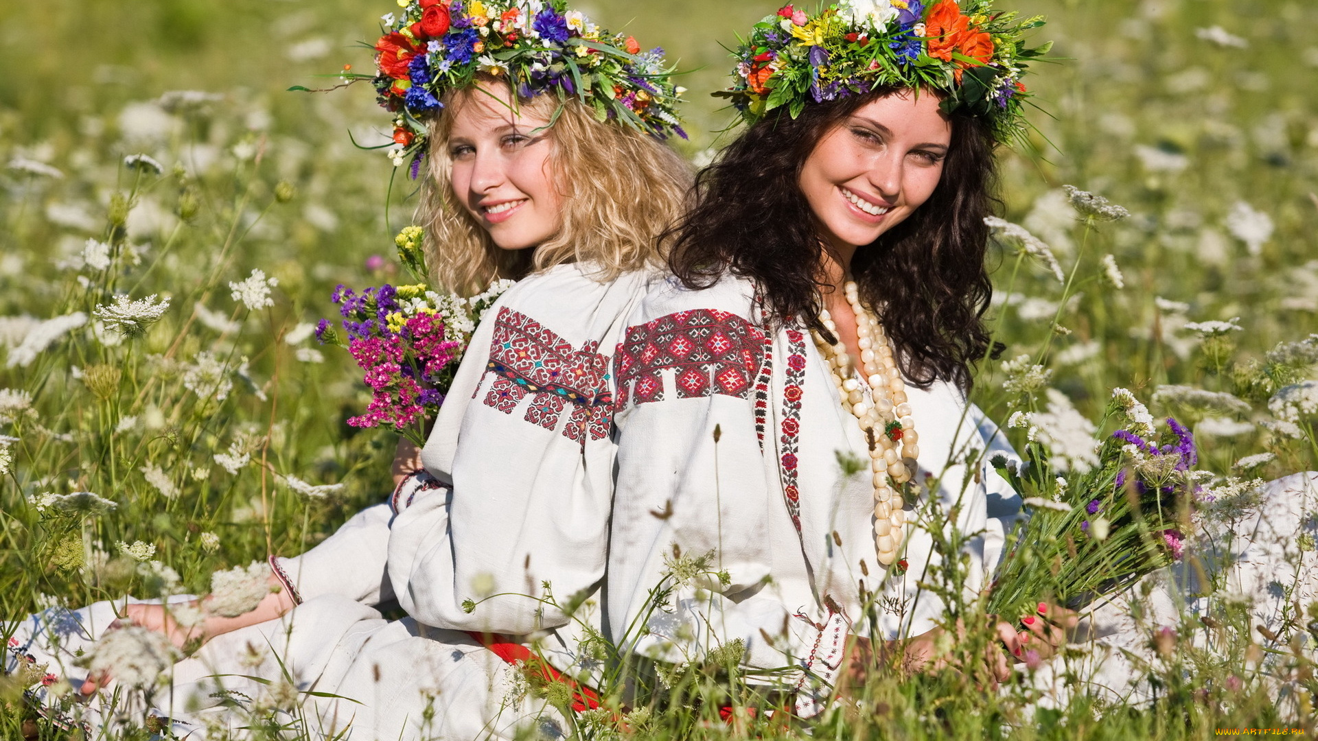 -Unsort, Группа, девушек, девушки, unsort, группа, девушек, настроение, венок, блондинка, брюнетка, цветы, лето, луг