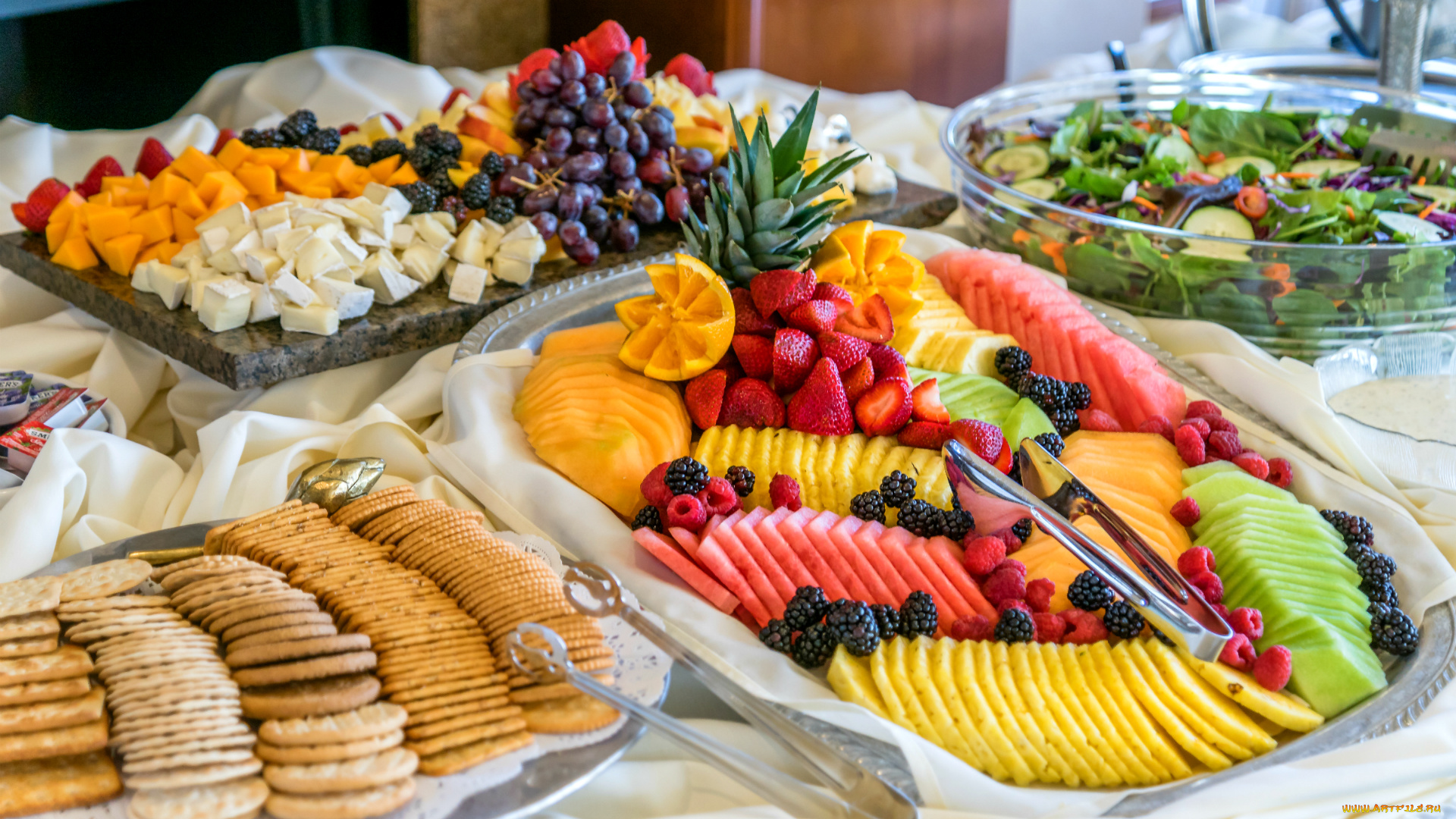 еда, разное, арбуз, ягоды, манго, фрукты, салат, ананас, ежевика, малина, клубника, киви, галеты, сыр, виноград, ассорти